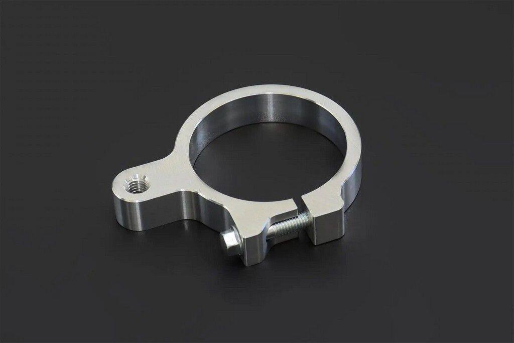 ■商品概要構成部品：Steering Damper Clamp、53mm. (×1)ボルト、フランジ SH 6x35mm (x1)■詳細説明セット、ステアリングダンパークランプ、53mm。CNC加工アルミニウムステアリングダンパークランプは53mmにフィットするように設定されています。フォーク。クランプをフォークレッグに固定するための 96001-06035-00 M6 ボルトが付属多くのモデルに適合します。ご注文前にフォーク径を確認し、適合をご確認ください。以下の径もご用意しています：TYLC-0031 - 31mm.TYLC-0033 - 33mm.TYLC-0035 - 35mm.TYLY-0037 - 37mm.TYLY-0039 - 39mm.TYLC-0041 - 41mm.TYLC-0043 - 43mm.TYLC-0045 - 45mm.TYLC-0052 - 52mm.TYLC-0054 - 54mm.TYLC-0055 - 55mm.■注意点※取扱説明書が付属する場合は外国語となります。※輸入商材の為、納期が遅れる場合がございます。あらかじめご了承ください。※メーカー都合により商品の仕様変更がある場合がございます。ご了承ください。　※画像はイメージです。