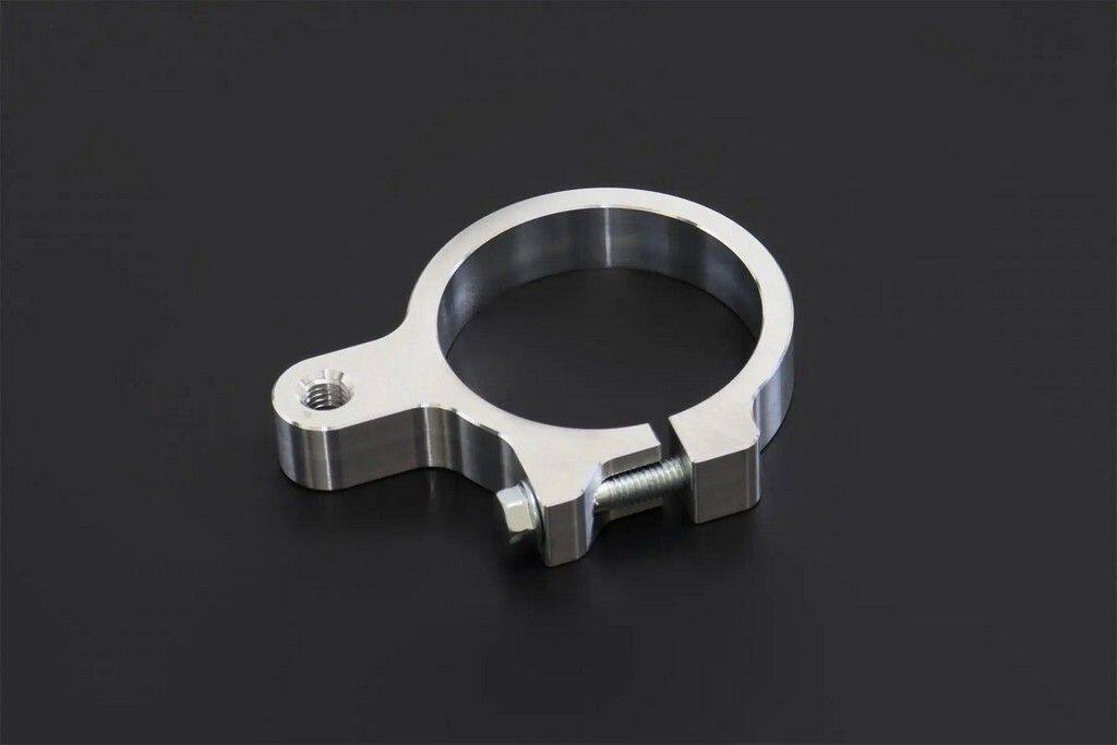■商品概要構成部品：Steering Damper Clamp、52mm. (×1)ボルト、フランジ SH 6x35mm (x1)■詳細説明セット、ステアリングダンパークランプ、52mm。CNC加工アルミニウムステアリングダンパークランプは52mmにフィットするように設定されています。フォーク。クランプをフォークレッグに固定するための 96001-06035-00 M6 ボルトが付属多くのモデルに適合します。ご注文前にフォーク径を確認し、適合をご確認ください。以下の径もご用意しています：TYLC-0031 - 31mm.TYLC-0033 - 33mm.TYLC-0035 - 35mm.TYLY-0037 - 37mm.TYLY-0039 - 39mm.TYLC-0041 - 41mm.TYLC-0043 - 43mm.TYLC-0045 - 45mm.TYLC-0053 - 53mm.TYLC-0054 - 54mm.TYLC-0055 - 55mm.■注意点※取扱説明書が付属する場合は外国語となります。※輸入商材の為、納期が遅れる場合がございます。あらかじめご了承ください。※メーカー都合により商品の仕様変更がある場合がございます。ご了承ください。　※画像はイメージです。
