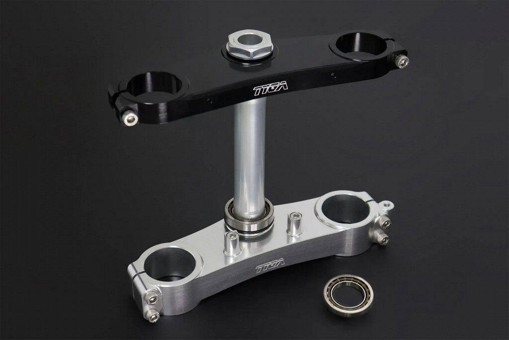 ■注意■この商品は下記となります。必ずご確認ください。トップトリプルクランプ Bore サイズ：52mm / ロワートリプルクランプ Bore サイズ：55mm■他の商品はこちらですトップトリプルクランプ Bore サイズ：50mm / ロワートリプルクランプ Bore サイズ：54mmはこちらトップトリプルクランプ Bore サイズ：51mm / ロワートリプルクランプ Bore サイズ：54mmはこちらトップトリプルクランプ Bore サイズ：52mm / ロワートリプルクランプ Bore サイズ：54mmはこちらトップトリプルクランプ Bore サイズ：50mm / ロワートリプルクランプ Bore サイズ：55mmはこちらトップトリプルクランプ Bore サイズ：51mm / ロワートリプルクランプ Bore サイズ：55mmはこちらトップトリプルクランプ Bore サイズ：50mm / ロワートリプルクランプ Bore サイズ：56mmはこちらトップトリプルクランプ Bore サイズ：51mm / ロワートリプルクランプ Bore サイズ：56mmはこちらトップトリプルクランプ Bore サイズ：52mm / ロワートリプルクランプ Bore サイズ：56mmはこちら※リンク先に商品がない場合、すでに完売している商品となります。予めご了承ください。■商品概要構成部品：トップトリプルクランプナット、(M33x1) (×1)ヘッドストックベアリング (×2)シール、ヘッドストック(×1)ステンレスキャップボルト、M8x20 (×2)Caphead Bolt、 ステンレス、 M8x45 (x6)トップトリプルクランプ、CNC、ブラック、レース、HRCスタイル、SP2 (×1)ロワートリプルクランプ、CNCシルバー、レース、HRCスタイル、SP2 (取付部品なし) (×1)Spacer、 トップトリプルクランプ、 レース、 HRCスタイル SP2 (x1)ステアリングストッパー、 シルバー、 for SP1/SP2 Triple Clamps (x2)■詳細説明トリプルクランプセット、CNC、レース、HRCスタイル、SP2OEMトリプルクランプのレース用交換部品として自社設計・機械加工されています。軽量性と高強度を両立するため、航空機仕様の6061-T6アルミ合金から製作されています。フォークピッチとオフセットはOEMクランプと同一です。このトリプル クランプ セットはレース専用であり、OEM トリプルと比較してステアリング ロックが軽減され、完全なHRCセットアップを念頭に置いて設計されていることに注意してください。ロアクランプには、一体化された M8 ボスによるステアリング ダンパーの取り付け位置が含まれています。ダンパー取り付け金具は付属しておりません。また、上部のトリプルクランプにはイグニッションスイッチを取り付けるための設備がないため、イグニッション用の代替の取り付け位置を見つける必要があります。対象:上部トリプルクランプを正しく取り付け、上部プリロードロックナットとロッキングワッシャーを取り外し、TYLY-0371Cスペーサーと交換する必要があります。これは、本物の HRC セットアップと同じフィッティング スタイルです。対象：上下トリプルクランプセットは下記の商品をご覧ください。TYLY-0371 トップトリプルクランプセット、CNCブラック、レース、HRCスタイル SP2TYLY-0373 ロワートリプルクランプセット、CNCシルバー、レース、HRCスタイル、SP2SP1 トリプルをお探しの場合は、次の製品をご覧ください。TYLY-2370 トリプルクランプセット、CNC、レース、HRCスタイル、SP1TYLY-0370 トップトリプルクランプセット、CNCブラック、レース、HRCスタイル SP1TYLY-0372 ロワートリプルクランプセット、CNCシルバー、レース、HRCスタイル、SP1推奨締付トルク：ロアクランプピンチボルト：23Nm。トップクランプピンチボルト：23Nm。Fork Pitch： 214mm.Fork Offset： 30mm.■注意点※取扱説明書が付属する場合は外国語となります。※輸入商材の為、納期が遅れる場合がございます。あらかじめご了承ください。※メーカー都合により商品の仕様変更がある場合がございます。ご了承ください。　※画像はイメージです。■適合車種VTR 1000 SP2&ensp;VTR 1000 SP2