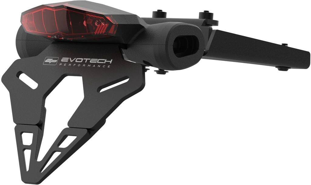 ■商品概要カラー：レッドリアライト■詳細説明【スズキDR-Z4 SM用Evotechフェンダーレスキットの特長】・Evotechの革新的な設計には、厳しい要件に合わせて製造された強力な複合コンポーネントが含まれています。・アルミ登録表示ブラケットは耐久性に優れた黒色粉体塗装仕上げ。・純正ウインカーと交換用高品質赤色LEDナンバープレート／ブレーキライトを使用したプラグ＆プレイ。・配線はテールすっきりボディに通しました。・車体の加工は必要ありません。徹底した研究開発を経て、スズキDR-Z4SM用Evotechフェンダーレスキットは、最新の設計と製造プロセスを組み合わせて、強力かつ洗練されたフェンダーレスキットを実現します。リアライセンス表示をより高く、バイクのシートに近づけることで、EPの純正リアフェンダーのプレミアム交換品となり、よりシャープでレースバイクのようなシルエットを作り出します。Evotechカプラーオンシステムにより、既存の配線を変更することなく、オリジナルのウインカーを組み込むことができます。■注意点※ナンバープレートサイズが日本の規格ではない場合があります。取り付ける際にはステーによる加工などが必要となりますのでご注意ください。※取扱説明書が付属する場合は外国語となります。※輸入商材の為、納期が遅れる場合がございます。あらかじめご了承ください。※メーカー都合により商品の仕様変更がある場合がございます。ご了承ください。※画像には他の商品が含まれている場合があります。■適合車種DR-Z4SM&ensp;DR-Z4SM 年式: 25-DR-Z4S&ensp;DR-Z4S 年式: 25-