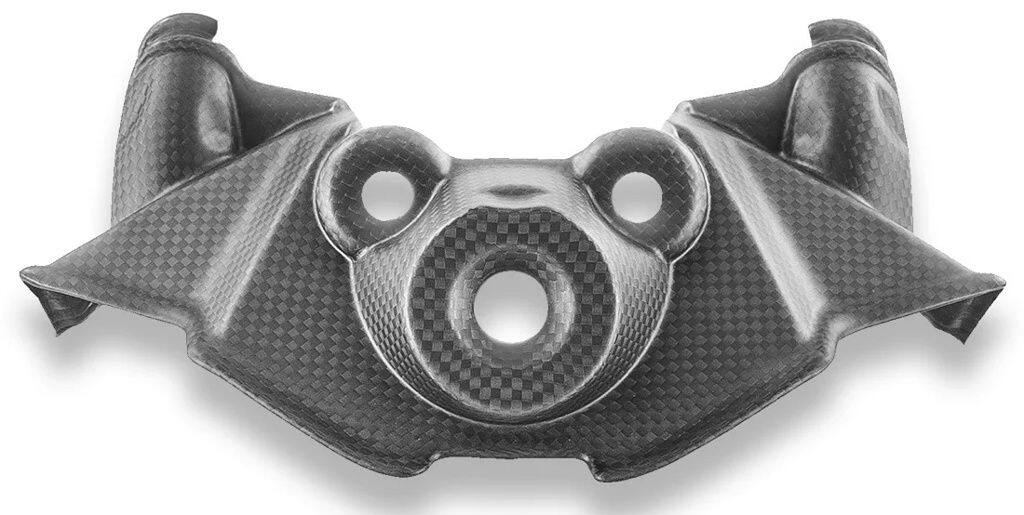 ■商品概要タイプ：カーボン■詳細説明DUCABIKE (DBK) 製ドライカーボンキーカバーは、軽量で高剛性なドライカーボン製品です。ドライカーボンはカーボン繊維に樹脂を染みこませたプリプレグシートを型に貼り、オートクレーブという高温高圧釜で作るため、不純物が取り除かれ、軽量で高剛性を保持します。平織りで作られた本製品は繊維が縦横にしっかりと組み合わさることで、綾織りのカーボンパーツと比較して高い強度を得ております。表面仕上げは艶あり／艶なしからお選びいただけます。純正のキーシリンダーカバーからボルトオンで交換できます。■注意点※メーカー都合により商品の仕様変更がある場合がございます。ご了承ください。■適合車種STREETFIGHTER V4 S&ensp;STREETFIGHTER V4 S 年式: 25-26STREETFIGHTER V4&ensp;STREETFIGHTER V4 年式: 25-26