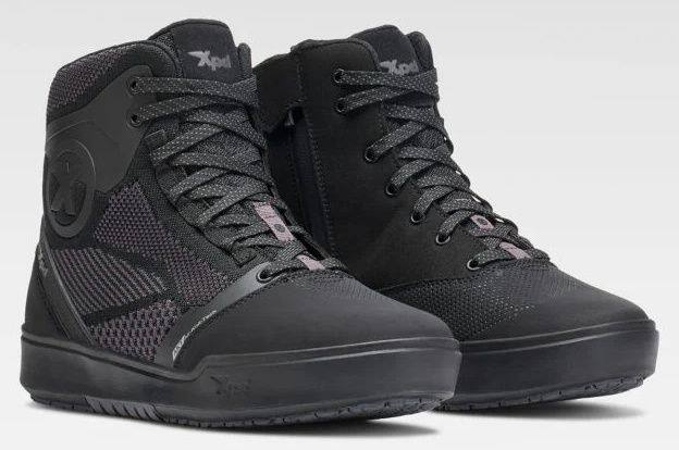 ■商品概要カラー：Black／Anthracite■詳細説明軽快な通気性と快適性を備えた、夏向けライディングスニーカー「MotoWayAirknit」は、3Dエアメッシュとニット素材による優れた通気性で、真夏のライディングでも足元を涼しく快適に保つ設計。ジッパー・レース・ベルクロの3種クロージャーにより、しっかりとしたフィット感と着脱のしやすさを両立し、日常使いにもなじむデザインです。・優れた通気性と軽快な履き心地マイクロファイバーアッパーに3Dエアメッシュタンとニットパネルを採用し、高い通気性でムレを軽減。夏場でも快適な履き心地をキープします。・確かなグリップと安定性高グリップ仕様のダブルデンシティラバーソールが路面をしっかり捉え、走行時も歩行時も安定感を発揮します。・ライディングを支えるプロテクション性能かかとを安定させるヒールサポート構造に加え、足首プロテクションとつま先・かかとの補強により、安全性を確保しています。・快適なフィットと実用的なディテール足首まわりは柔らかなパッド入りでフィット感を向上。さらにクッション性のあるインソールが足裏にフィットし、衝撃をやさしく吸収します。ジッパー・レース・ベルクロにより、スムーズな着脱と細かなフィット調整が可能。リフレクティブプリントで夜間の視認性にも配慮しています。・長時間の使用にも対応するインナー構造通気性の高いメッシュライニングに加え、足裏の形に沿って自然にフィットする軽量インソールとクッション性の高いフットベッドを採用。長時間のライディングでも疲れにくい快適な履き心地をサポートします。■注意点※メーカー都合により商品の仕様変更がある場合がございます。ご了承ください。