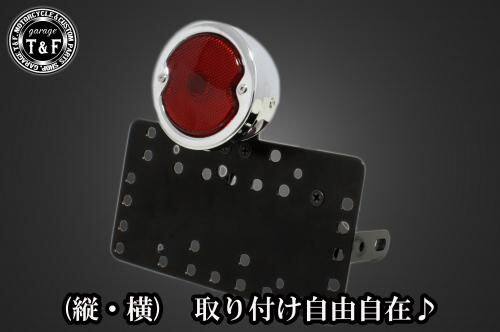 ■商品概要■本体の仕様素材：スチール製カラー：ブラック仕上げテールランプの仕様本体：スチール製色：メッキレンズ素材：プラスチック製レンズカラー：レッド発光方法：ハロゲンバルブ(12v-21／5w)レンズサイズ：約90mm(レンズ単体での計測)ナンバー灯：有り■テールランプ取り付けステーの仕様素材：スチール製■配線の役割赤色：ブレーキランプ(＋)青色：ポジションランプ(＋)黒色：アース(-)■詳細説明クラシックなデザインと高性能を兼ね備えた「DUOテールランプ」。愛車に高級感と安全性をプラスする理想的なパーツです！-多様な取り付け方法-通常のサイドナンバーKITでは縦固定か横固定のみですが、本製品は縦横どちらにも対応。あなたのバイクスタイルに合わせた自由なレイアウトが可能です。-細かい調整機能-取り付けステーの角度調整や前後スライド調整が出来る為、ナンバープレートの位置を思い通りにセッティング可能。細部まで理想のスタイルを実現します。横向きの場合：7か所の取り付け位置を選択可能。縦向きの場合：12か所の取り付け位置を選択可能。-ボルトオンで簡単装着-車種専用のステー付きです。加工不要で取り付け可能。■注意点※製造ロットによってテールランプの配線の色、長さが変更されることがございますので予めご了承ください。※ガレージT＆FサイドナンバーKITは取り付け位置にかなり自由度がございます。しかしながらテールランプの種類によっては取り付け位置が制限される場合がございます。※ガレージ T＆FフラットフェンダーKITと同時装着する場合も取り付け位置が制限される場合がございます。※車種によっては、別売のサイドナンバーオフセットKITが必要となる場合がありますのでご注意ください。※メーカー都合により商品の仕様変更がある場合がございます。ご了承ください。■適合車種W230&ensp;W230メグロS1&ensp;メグロS1