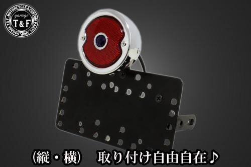 ■商品概要■本体の仕様素材：スチール製カラー：ブラック仕上げテールランプの仕様本体：スチール製色：メッキレンズ素材：プラスチック製レンズカラー：レッド発光方法：ハロゲンバルブ(12v-21／5w)レンズサイズ：約90mm(レンズ単体での計測)ナンバー灯：有り■テールランプ取り付けステーの仕様素材：スチール製■配線の役割赤色：ブレーキランプ(＋)青色：ポジションランプ(＋)黒色：アース(-)■詳細説明クラシックなデザインと高性能を兼ね備えた「DUOテールランプ」。愛車に高級感と安全性をプラスする理想的なパーツです！-多様な取り付け方法-通常のサイドナンバーKITでは縦固定か横固定のみですが、本製品は縦横どちらにも対応。あなたのバイクスタイルに合わせた自由なレイアウトが可能です。-細かい調整機能-取り付けステーの角度調整や前後スライド調整が出来る為、ナンバープレートの位置を思い通りにセッティング可能。細部まで理想のスタイルを実現します。横向きの場合：7か所の取り付け位置を選択可能。縦向きの場合：12か所の取り付け位置を選択可能。-ボルトオンで簡単装着-車種専用のステー付きです。加工不要で取り付け可能。■注意点※製造ロットによってテールランプの配線の色、長さが変更されることがございますので予めご了承ください。※ガレージT＆FサイドナンバーKITは取り付け位置にかなり自由度がございます。しかしながらテールランプの種類によっては取り付け位置が制限される場合がございます。※ガレージ T＆FフラットフェンダーKITと同時装着する場合も取り付け位置が制限される場合がございます。※車種によっては、別売のサイドナンバーオフセットKITが必要となる場合がありますのでご注意ください。※メーカー都合により商品の仕様変更がある場合がございます。ご了承ください。■適合車種W230&ensp;W230メグロS1&ensp;メグロS1
