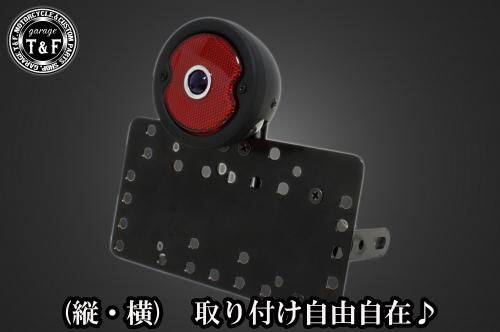 ■商品概要■本体の仕様素材：スチール製カラー：ブラック仕上げテールランプの仕様本体：スチール製色：ブラックレンズ素材：プラスチック製レンズカラー：レッド発光方法：ハロゲンバルブ(12v-21／5w)レンズサイズ：約90mm(レンズ単体での計測)ナンバー灯：有り■テールランプ取り付けステーの仕様素材：スチール製■配線の役割赤色：ブレーキランプ(＋)青色：ポジションランプ(＋)黒色：アース(-)■詳細説明クラシックなデザインと高性能を兼ね備えた「DUOテールランプ」。愛車に高級感と安全性をプラスする理想的なパーツです！-多様な取り付け方法-通常のサイドナンバーKITでは縦固定か横固定のみですが、本製品は縦横どちらにも対応。あなたのバイクスタイルに合わせた自由なレイアウトが可能です。-細かい調整機能-取り付けステーの角度調整や前後スライド調整が出来る為、ナンバープレートの位置を思い通りにセッティング可能。細部まで理想のスタイルを実現します。横向きの場合：7か所の取り付け位置を選択可能。縦向きの場合：12か所の取り付け位置を選択可能。-ボルトオンで簡単装着-車種専用のステー付きです。加工不要で取り付け可能。■注意点※製造ロットによってテールランプの配線の色、長さが変更されることがございますので予めご了承ください。※ガレージT＆FサイドナンバーKITは取り付け位置にかなり自由度がございます。しかしながらテールランプの種類によっては取り付け位置が制限される場合がございます。※ガレージ T＆FフラットフェンダーKITと同時装着する場合も取り付け位置が制限される場合がございます。※車種によっては、別売のサイドナンバーオフセットKITが必要となる場合がありますのでご注意ください。※メーカー都合により商品の仕様変更がある場合がございます。ご了承ください。■適合車種W230&ensp;W230メグロS1&ensp;メグロS1