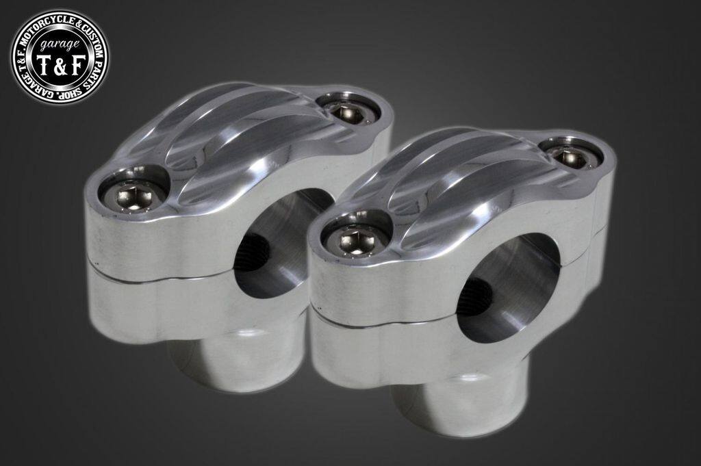 ■商品概要ハンドルポスト本体：アルミ製ポリッシュ仕上げ高さ1.5インチ(約38mm)ハンドルクランプ幅：130mm車種専用取り付けボルト付属ねじれ軽減スペーサー付属■詳細説明ビンテージ感溢れるデザインでワンランク上のカスタムをどうぞ。ハンドル交換の際などに合わせてご利用下さい。純正ラバーブッシュのままでは、走行中にハンドルへねじれが生じやすくなります。付属の「ねじれ軽減スペーサー」を装着することで、ねじれの発生を抑えることができます。■注意点※メーカー都合により商品の仕様変更がある場合がございます。ご了承ください。※本製品の装着にあたり、「純正ケーブルガイド(掲載画像参照)」の取り外しが必要です。それに伴い、以下の点にご注意ください。1. 純正ウインカーの取り付けについて純正ケーブルガイドを取り外すと、そのままでは純正ウインカーの固定ができなくなります。対策：別売りの「商品コード：8030601レブル250純正フロントウインカーサポートステー」を併用することで、純正ウインカーの継続使用が可能になります。2. レブル250 Sエディションへの装着について標準装備の純正カウルは、純正ケーブルガイドを介して固定されているため、取り外し後は固定できなくなります。対策：ウインカー同様、別売りの「商品コード：8030601レブル250純正フロントウインカーサポートステー」を併用することで、純正カウルをそのまま装着いただけます。3. メーターの移設について本製品の取り付けには、純正メーターの移設作業が必要となります。おすすめ商品として「商品コード：704210 レブル250 サイド出しスピードメーターステー」がございます。■適合車種レブル250 Sエディション&ensp;レブル250 Sエディション&ensp;&ensp;備考: MC49レブル250&ensp;レブル250&ensp;&ensp;備考: MC49