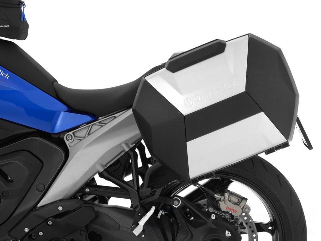 ■商品概要カラー：ブラック／シルバー■詳細説明R1300Rのカスタムパーツ。スマートな剛健デザインと機能美の融合。剛健さとアーバンスタイリッシュの両立を実現したプレミアムサイドケース。この商品はケースとホルダーがセットになった商品となります。スリムなシルエットで都市交通に対応。可変容量機能により、20リットルから30リットルまで積載量を拡張可能。耐荷重 10kg (片側あたり)。サイドオープン式。トップケースと併用時に干渉せず、大きな開口設計により利便性に優れます。内部にネットを備え、ケースオープン時の荷崩れを防ぎます。精密な設計と確実に密閉されるリッドにより防水性を実現。さらに1箇所のキー操作で、キャリアへの設置とバックの開閉ロックが可能。ダブルロックシステムにより 簡単操作、鍵穴の少ないすっきりとした外観を実現しました。余分なキーを持ち歩く必要がなく、鍵を使い分ける煩雑さがありません。容量：左右それぞれ20リットル(拡張時30リットル)、最大合計60リットル。寸法：幅500mm × 高さ390mm × 奥行き270mm(拡張時340mm)。エンジニアリング樹脂製。ケースの取付に必要なホルダー Wunderlich サイドキャリア「X-RACK Light」がセット。非常に堅牢な構造と、精密な設計によって高い安定性を実現。搭載した際の重量バランスの最適化にも重点が置かれ、走行時の安全性にも留意されています。さらに、L字型のキャリアはケースを外した状態で目立ちにくく、車体のイメージを壊しません。高耐久パウダー塗装仕上げ■注意点※標準で専用キーが付属しています。※オプションのカスタムシリンダーに交換すれば、車両キーとの共通化が可能。※商品の多くは海外製品の為、取り付けに加工が必要な場合がございます。※画像はイメージです。掲載画像の取り付け車種、カラーなど、画像と異なる場合がございます。※撮影の都合上、他商品も画像に写っている場合がありますが表題の商品のみのお届けとなります。※メーカー都合により商品の仕様変更がある場合がございます。ご了承ください。■適合車種R1300RS&ensp;R1300RS&ensp;&ensp;備考:※標準マフラーと純正オプションAkrapovicマフラーのみ適合確認済※パニアケースホルダーのないBMWのラゲッジラックを搭載している場合は追加のマウントキットW15610-012が必要R1300R&ensp;R1300R&ensp;&ensp;備考: ※標準マフラーと純正オプションAkrapovicマフラーのみ適合確認済