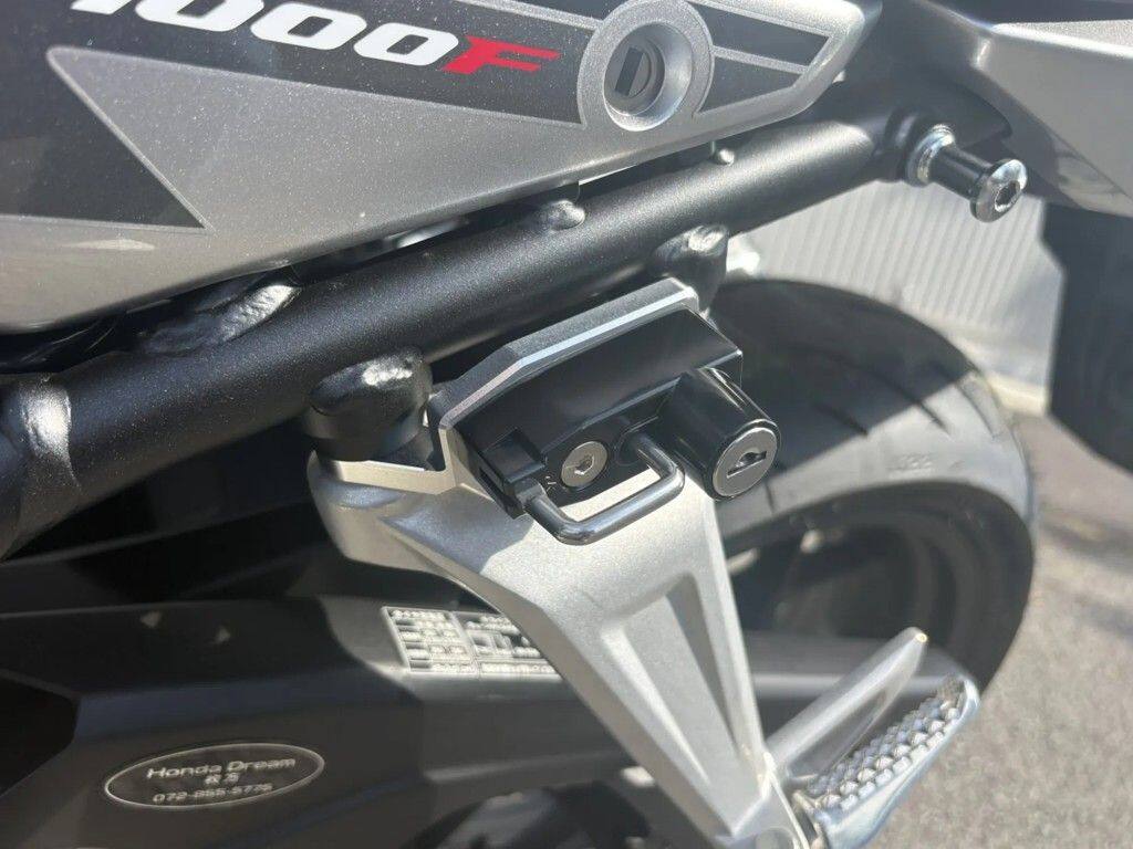 ■商品概要アルミ削り出し製ヘルメットロックと専用ステーのセット■注意点※メーカー都合により商品の仕様変更がある場合がございます。ご了承ください。※画像は 603-188-000SB アルミステー／シルバー ヘルメットロック／ブラック です※ヘルメットを掛けた状態での走行は危険ですので絶対に行わないでください※画像には他の商品・カラーが含まれている場合があります。■適合車種CB1000F SE&ensp;CB1000F SECB1000F&ensp;CB1000F