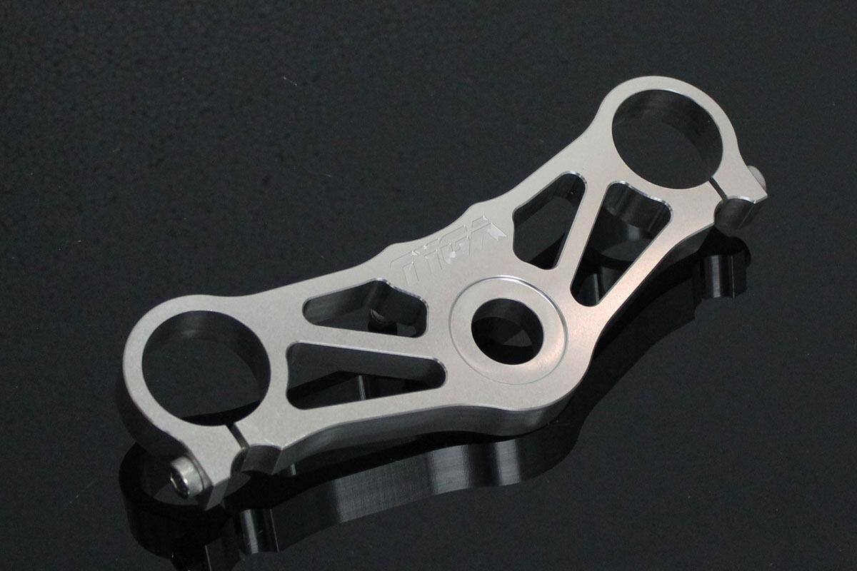■商品概要カラー：シルバー■詳細説明NSR250用CNC加工トップトリプルクランプ。スタンダードトップトリプルクランプの直接交換用としてTYGA Performanceが設計・製造しています。イグニッションスイッチホルダーアセンブリ(TYLY-0141)を固定するための取り付け穴を容易にします。TYGAクランプは、3D加工を採用した航空機仕様の6061-T6アルミ製品です。標準パーツより軽量でありながら高強度でスタイリッシュな外観を実現しました。■適合車種NSR250R&ensp;NSR250R&ensp;&ensp;備考: MC18&ensp;NSR250R&ensp;&ensp;備考: MC21&ensp;NSR250R&ensp;&ensp;備考: MC28NSR250SP&ensp;NSR250SP&ensp;&ensp;備考: MC18&ensp;NSR250SP&ensp;&ensp;備考: MC21&ensp;NSR250SP&ensp;&ensp;備考: MC28NSR250SE&ensp;NSR250SE&ensp;&ensp;備考: MC21&ensp;NSR250SE&ensp;&ensp;備考: MC28