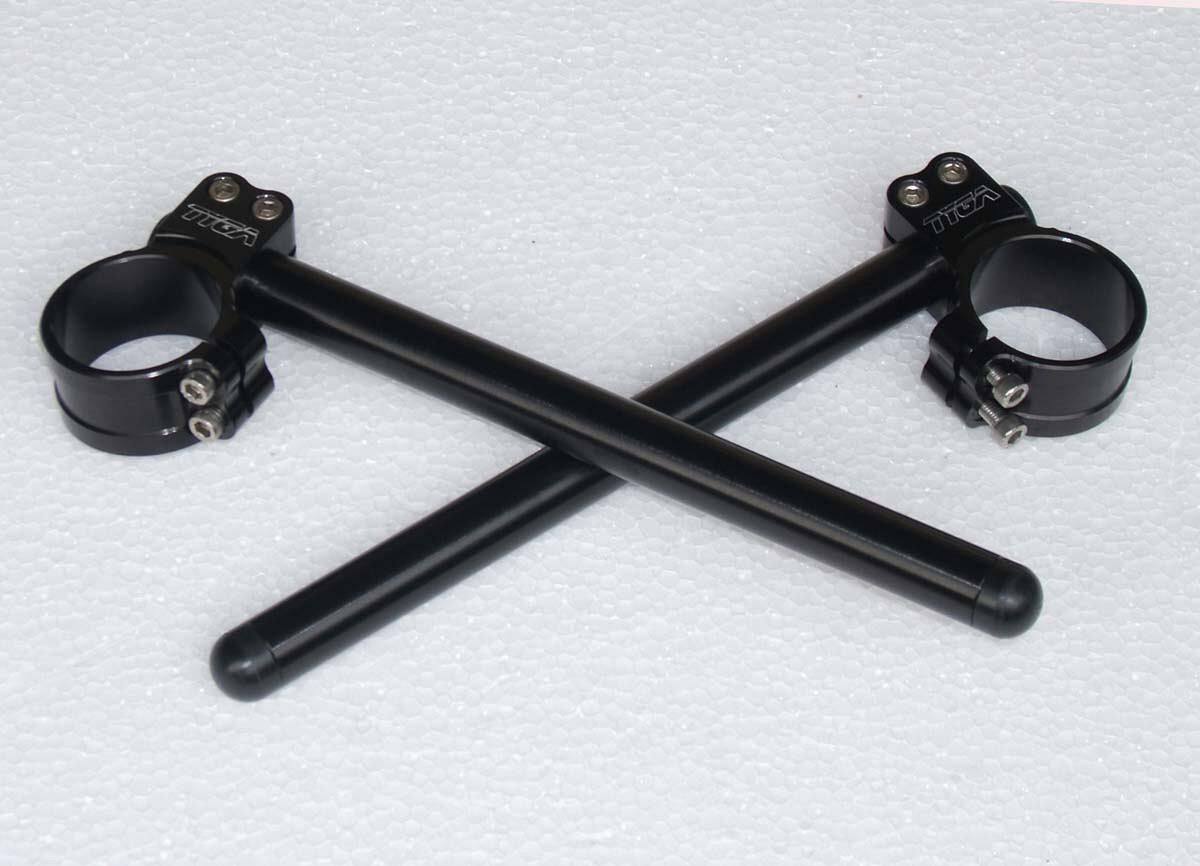 ■商品概要カラー：ブラック50mmレーシング■詳細説明航空機品質のアルミニウムでTYGAが設計・機械加工を行っています。50mmのほとんどのスポーツバイクに適しています。インバーテッドフロントサスペンション。以下の適用チャートをご参照ください。快適ながらスポーティーな感覚を得るため、7度のアングルを使用します。■注意点※ストリート走行のバイクに使用された場合、バーにはコンポーネントのクリアランスの問題があります。■適合車種750SS&ensp;750SS 年式: 全年式900SS&ensp;900SSMonster Pre 10&ensp;Monster Pre 10CBR1000RR&ensp;CBR1000RR 年式: 04-20CBR929RRファイアーブレード&ensp;CBR929RRファイアーブレードCBR954RRファイアーブレード&ensp;CBR954RRファイアーブレードRS250&ensp;RS250&ensp;&ensp;備考: NF5 USD&ensp;RS250&ensp;&ensp;備考: NX5 USDRVF400&ensp;RVF400&ensp;&ensp;備考: NC35RVF750&ensp;RVF750&ensp;&ensp;備考: RC45VTR1000SP&ensp;VTR1000SP 年式: 00-05&ensp;&ensp;備考: RC51ZX-10R&ensp;ZX-10R 年式: 04-21ZX-14R&ensp;ZX-14R 年式: 全年式ZX-6R&ensp;ZX-6R 年式: 03-21&ensp;ZX-6R 年式: 03-21&ensp;&ensp;備考: 636GSX-R1000&ensp;GSX-R1000 年式: 01-21GSX-R1100&ensp;GSX-R1100 年式: 95-98GSX-R600&ensp;GSX-R600 年式: 04-20&ensp;GSX-R600 年式: 92-93&ensp;GSX-R600 年式: 94-96GSX-R750&ensp;GSX-R750GSX1300R ハヤブサ(隼)&ensp;GSX1300R ハヤブサ(隼) 年式: 全年式RGV250 (ガンマ)&ensp;RGV250 (ガンマ)&ensp;&ensp;備考: VJ22&ensp;RGV250 (ガンマ)&ensp;&ensp;備考: VJ23TL1000R&ensp;TL1000RTL1000S&ensp;TL1000SYZF-R1&ensp;YZF-R1 年式: 98-21YZF-R6&ensp;YZF-R6 年式: 05-21YZF750SP&ensp;YZF750SP 年式: 94-97&ensp;&ensp;備考: YZF750