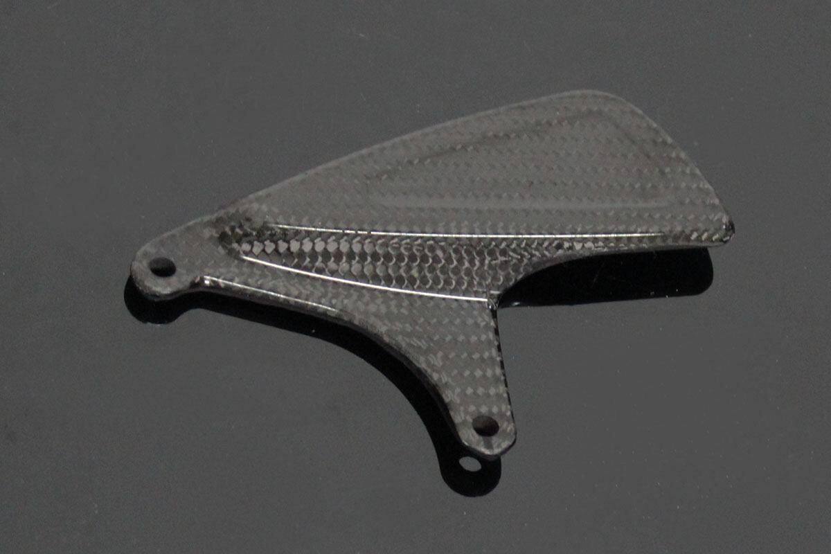 ■商品概要カーボンポジション：左側■詳細説明TYGAステップキットの交換用左側ヒールガード。下記のモデルをご参照ください。TYGAの設計ですが、標準的なAPRILIA RS-250ハンガーにも対応しています。STAA-0006STAA-0024STAA-0124
