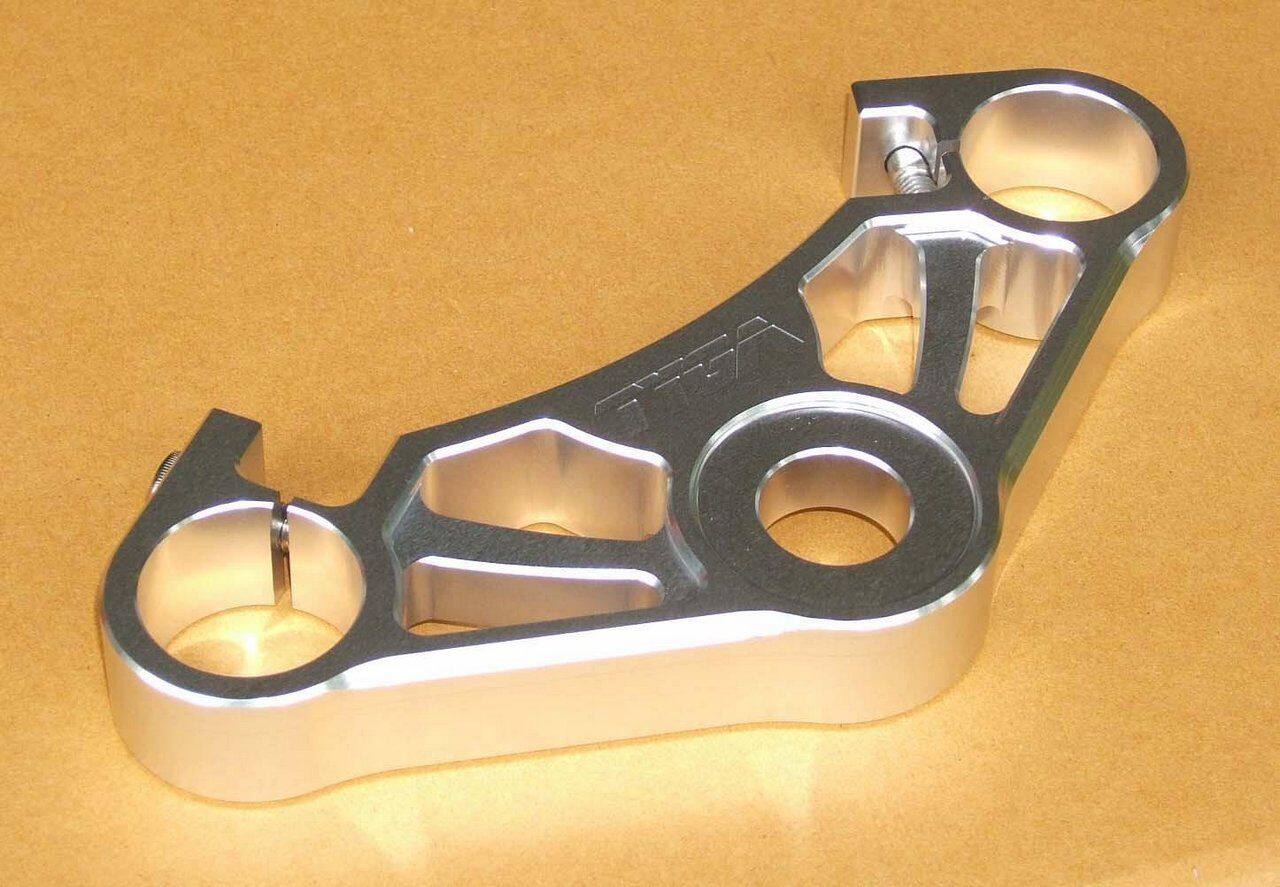 ■商品概要カラー：シルバー■詳細説明NSR150SP用CNC加工TYGAレース用トップトリプルクランプ(着脱式キーホルダーなし)。OEMトップトリプルクランプの直接交換用として、TYGAが設計・機械加工を行っています。FEAは、重量を不要に増加させることなく強度を増すために試験され、開発されました。このトップトリプルクランプは、航空機仕様の6061-T6アロイで作られています。ステアリングロックを使用できるように配置された着脱式イグニッションスイッチ／ロックホルダーは、別途ご購入いただくこともできますし、トリプルクランプセットTYLY-0051としてご購入いただくこともできます。■適合車種NSR150&ensp;NSR150&ensp;&ensp;備考: SP