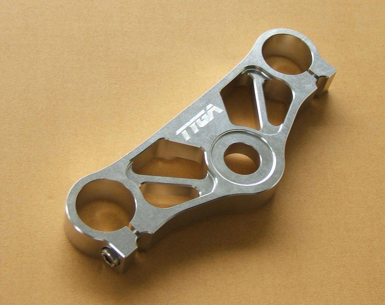 ■詳細説明OEMトップトリプルクランプの直接交換用として、TYGAが設計・機械加工を行っています。FEAは、不要に重量を増加させることなく強度を増すために試験され、開発されました。このトップトリプルクランプは、航空機仕様の6061-T6アロイで作られています。着脱式イグニッションスイッチホルダーは、別途ご購入いただくこともできますし、セットTYLY-0069として本製品と一緒にご購入いただくこともできます。■適合車種CBR250R (2011-)&ensp;CBR250R (2011-) 年式: 11-18&ensp;&ensp;備考: ※11-18モデルに適合CBR300R&ensp;CBR300R 年式: 11-18