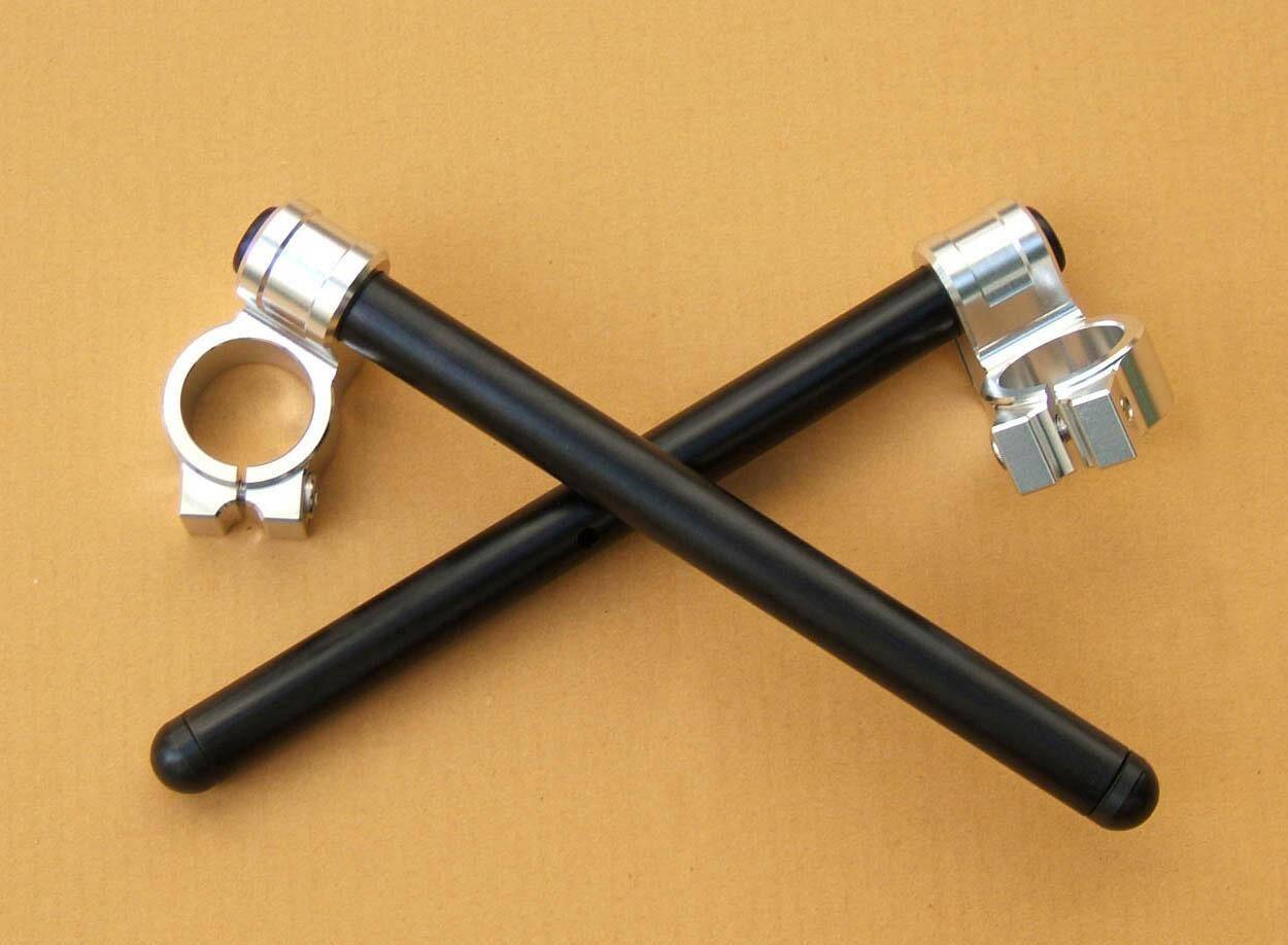 ■商品概要カラー：シルバー■詳細説明このCNC機械加工ハンドルバーセットは、ハンドル位置を純正の位置から最大25mm低くするように設計されており、よりスポーティなライディングポジションをご提供します。ステップキットSTAA-0013を使用するとエルゴノミクスが非常にうまく機能し、フロントエンドの重量を増やしてコントロールしやすくします。また、ライダーの上半身をフェアリングの後ろに下げることにより、高速走行時の疲労を軽減します。このハンドルバーはTYGAPerformanceのトリプルクランプ(TYLY-0069、TYLY-1069)に適合するように設計され、コックピットエリアに最後の仕上げを施します。カラーは2色(ブラックまたはシルバー)ご用意があります。■適合車種CBR250R (2011-)&ensp;CBR250R (2011-) 年式: 11-18&ensp;&ensp;備考: ※11-18モデルに適合CBR300R&ensp;CBR300R 年式: 11-18