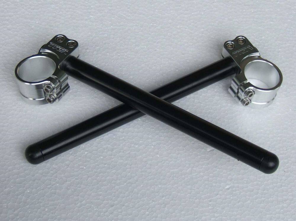 ■商品概要カラー：シルバー41mmレーシング■詳細説明航空機品質のアルミニウムでTYGAが設計・機械加工を行っています。41mmの右側のアップフロントサスペンションを備えたほとんどのスポーツバイクに適しています。例については、以下の表をご参照ください。一部の写真は本製品のブラックバージョン(TYLY-1077)を示しています。快適ながらスポーティーな感覚を得るため、7度のアングルを使用します。■注意点※ストリート走行のバイクに使用された場合、バーにはコンポーネントのクリアランスの問題があります。■適合車種CB-1&ensp;CB-1 年式: 89-90CBR1000F&ensp;CBR1000F 年式: 93-96CBR400RR&ensp;CBR400RR&ensp;&ensp;備考: NC23&ensp;CBR400RR&ensp;&ensp;備考: NC29CBR600F&ensp;CBR600F&ensp;&ensp;備考: F2&ensp;CBR600F&ensp;&ensp;備考: F3ブロス650&ensp;ブロス650&ensp;&ensp;備考: RC31NSR250R&ensp;NSR250R&ensp;&ensp;備考: MC18&ensp;NSR250R&ensp;&ensp;備考: MC21&ensp;NSR250R&ensp;&ensp;備考: MC28VFR400R&ensp;VFR400R&ensp;&ensp;備考: NC30ニンジャ650R&ensp;ニンジャ650R 年式: 06-09&ensp;&ensp;備考: EX650RZX-10&ensp;ZX-10 年式: 88-90ZZR600&ensp;ZZR600&ensp;&ensp;備考: ZX6EZX-6R&ensp;ZX-6R 年式: 95-97バンディット400&ensp;バンディット400&ensp;&ensp;備考: GSF400バンディット600 (GSF600)&ensp;バンディット600 (GSF600)GSX-R1100&ensp;GSX-R1100 年式: 86-87GSX-R750&ensp;GSX-R750 年式: 86-87RGV250 (ガンマ)&ensp;RGV250 (ガンマ)&ensp;&ensp;備考: VJ21YZF600サンダーキャット&ensp;YZF600サンダーキャット 年式: 94-95NSR250SP&ensp;NSR250SP&ensp;&ensp;備考: MC18&ensp;NSR250SP&ensp;&ensp;備考: MC21&ensp;NSR250SP&ensp;&ensp;備考: MC28NSR250SE&ensp;NSR250SE&ensp;&ensp;備考: MC21&ensp;NSR250SE&ensp;&ensp;備考: MC28Strada&ensp;StradaVTR1000&ensp;VTR1000 年式: 98-02GSXF 1100 Katana&ensp;GSXF 1100 KatanaGSXF 600 Katana&ensp;GSXF 600 KatanaGSXF 750 Katana&ensp;GSXF 750 KatanaFZR750&ensp;FZR750SV650&ensp;SV650 年式: 99-09VFR750 90-97&ensp;VFR750 90-97