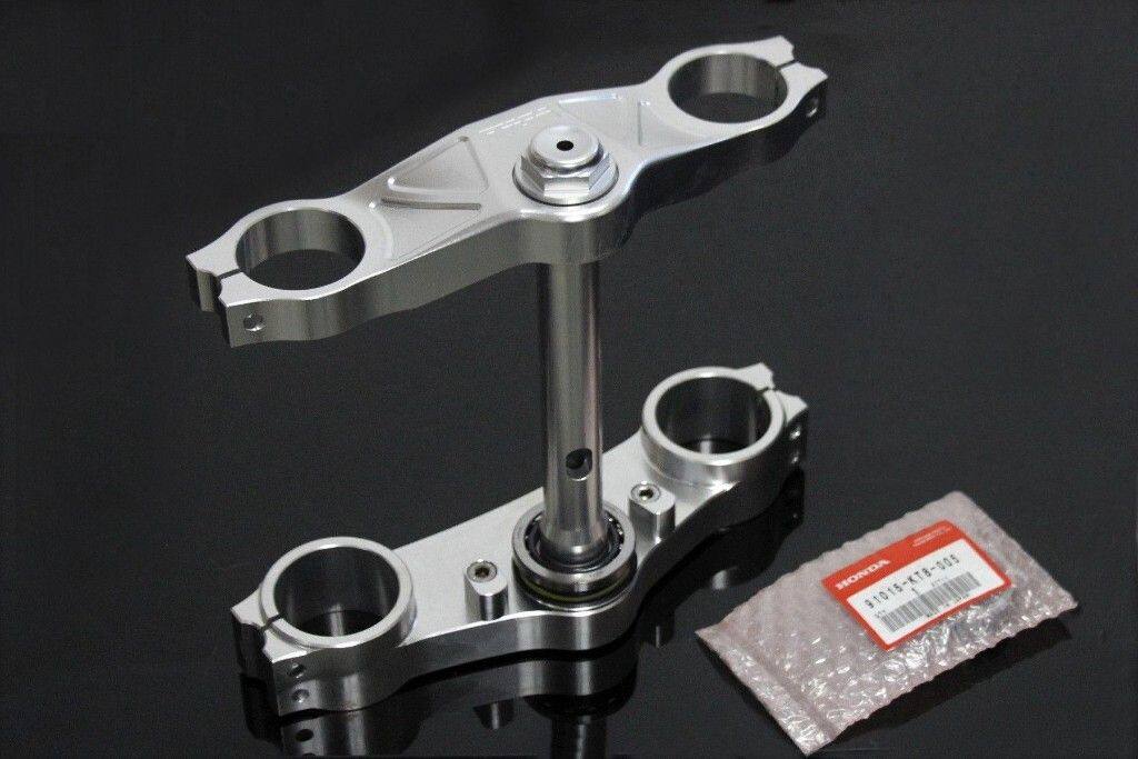 ■商品概要カラー：シルバー・CNC レーススタイル NX5フォーク対応セット内容：1個 (53214-371-010) シール、ヘッドストックローワー1個 (91015-KT8-005) ベアリングヘッドストックアッパー1個 (91016-KT8-005) ベアリングヘッドストックローワー1個 (TYLY-0127) トップトリプルクランプナット (M24x1)、TYGA1個 (TYLY-0362) トップトリプルクランプ、シルバー、レース、NX5フォーク NSR250 MC21／28対応1個 (TYLY-0062) ロワートリプルクランプ、シルバー、レース、NX5フォーク NSR250 MC21／28対応■詳細説明NSR250 MC21/28にNX5フォークを取り付ける際に適合するトリプルクランプセット、CNCシルバー、レースMC21用CNC加工TYGAトリプルクランプセット(HONDA RS250 NX5フォークと交換)。航空機仕様の6061-T6アロイから、TYGAが設計・機械加工を行っています。クリアにアノダイズド処理を施しました。FEAは、重量を不要に増加させることなく強度を増すために試験され、開発されました。このトリプルクランプセットは、変換を完了するために、必要なすべてのベアリングと下部シール、さらにはアルミニウム製のトップクランプナットに適合するように用意されています。このステアリングストッパーはリバーシブルで、公道使用時には最大のステアリングロックを与え、レースの際には角度を小さくすることができます。イグニッションスイッチはありませんので、別の取り付け場所を見つける必要があります。フォークピッチ：200mm(RS250と同じ)フォークオフセット：35mm(NSR250と同等)トップクランプ： 50mmボアボトムクランプ：54mmボア締め付けに関する推奨事項：ロワークランプピンチボルト：23Nm。トップクランプピンチボルト： 23Nm。■適合車種NSR250R&ensp;NSR250R&ensp;&ensp;備考: MC21／28