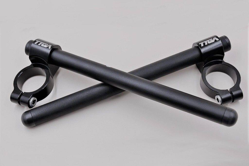 ■商品概要カラー：ブラックセット内容：1個 (TYLY-1212L) ハンドルクランプ、左側、ブラック、41mm、NINJA4001個 (TYLY-1212R) ハンドルクランプ、右側、ブラック、41mm、NINJA4002個 (TYLY-1969) ハンドルチューブ (アッシー)、ブラック、NINJA400■詳細説明Ninja 400用のハンドルバーセット(ブラック)です。このCNC加工のハンドルバーセットは、ハンドルバーを純正のポジションから最大25mm低く変更するように設計されており、よりスポーティなライディングポジションを実現します。フロントエンドへのウェイトを上げることで、より良いコントロールを可能にし、同時にライダーの上半身をフェアリングの後ろに低く配置することで、より優れたエアロダイナミクスのセッティングを実現し、ボディへの抵抗を和らげます。■適合車種ニンジャ400 (2014-)&ensp;ニンジャ400 (2014-) 年式: 18-21&ensp;&ensp;備考: ※18年-に適合