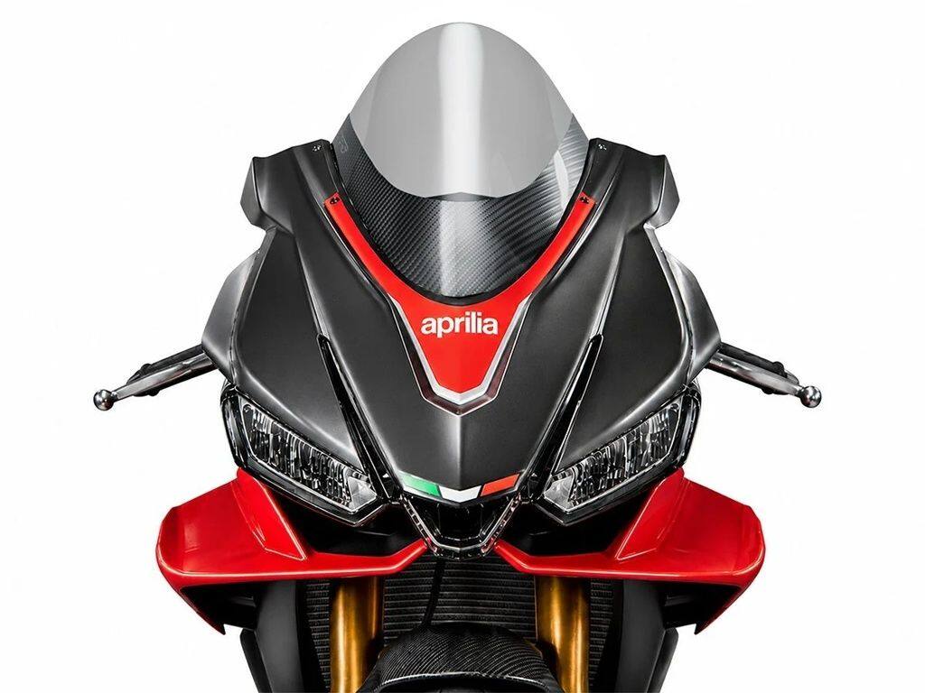 ■商品概要タイプ：艶あり100％イタリア製■詳細説明MotoGPやWorldSBKなど、世界最高峰のレースシーンで培われた経験と技術をフィードバックして開発されたカーボンスクリーンカバーです。CarbonSkin(カーボンスキン)は、軽量かつ高い強度を実現するカーボン素材を採用し、薄さにもこだわることでスタイリッシュな仕上がりを実現。細部まで考慮されたデザインはスクリーンとの一体感を高め、車両のスポーティな印象を演出します。綾織りのカーボンは複雑な形状への優れた適応性を備えており、レースでも広く採用されております。立体感のあるカーボンの織り目と艶やかな表面が、車体にレーシーな印象と高いドレスアップ効果をもたらします。WRS製ウインドスクリーンにボルトオンで簡単に装着が可能です。■注意点※純正ウインドスクリーン、または他社製スクリーンには適合しません。※掲載画像のスクリーンは付属しません。※画像には他の商品が含まれております。※メーカー都合により商品の仕様変更がある場合がございます。ご了承ください。■適合車種RSV4 FACTORY&ensp;RSV4 FACTORY 年式: 21-26RSV4&ensp;RSV4 年式: 21-26