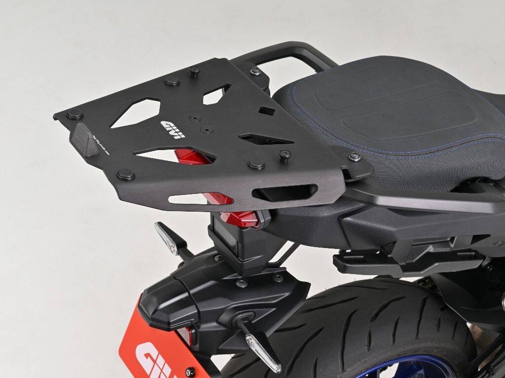 ■商品概要・最大積載量：モノキー6kg■詳細説明GIVI車種別フィッテングGIVI モノキートップケース(ストップランプなし)を取り付けるためのフィッティング。・専用モノキーベース付属。■注意点※これら定番外商品には日本語の説明書、保証書は付属しません。※デイトナにて実車取付検証未確認のため、予期せぬ追加工を要し車体装着に難航する場合があります。※メーカー都合により商品の仕様変更がある場合がございます。ご了承ください。※画像には他の商品が含まれている場合があります。■適合車種TRACER9GT&ensp;TRACER9GT 年式: 25&ensp;&ensp;備考: 欧州仕様