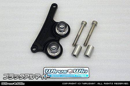 ■商品概要【付属】・WirusWinステッカー・WirusWinプレート■詳細説明ADV150用キャリパーガードです。転倒時にキャリパーの破損を効果的に防ぎます。アルミ無垢材からの削り出し品で、軽量、高精度、高剛性の贅沢な仕様で、カスタム性もアピールできるデザインになっています。強化クリアスライダーが装備されており、転倒時には滑り、削れる事によって衝撃を吸収します。スライダーの脱着も可能ですので、傷んだ場合はスライダーのみの交換が可能です。フロントブレーキキャリパーの取付部に共締めするだけの、無加工ボルトオンで装着できます。カラーはシルバーアルマイト、ブラックアルマイトの2色をご用意しております。■注意点※車体型式：2BK-KF38 に適合します。その他の型式には適合しませんのでご注意下さい。※メーカー都合により商品の仕様変更がある場合がございます。ご了承ください。■適合車種ADV150&ensp;ADV150&ensp;&ensp;備考: 2BK-KF38