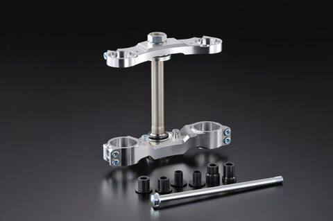 ■商品概要フォークピッチ：174mm標準付属：アクスルカラー、ホイールカラー、アクスルシャフトAPE／XR用ハンドルストッパーネジ穴装備■詳細説明3次元切削により、ヘッドパイプ-アクスル間を純正と同じ長さにすることにより、RSフォークを使用しながらNSF100のディメンションを維持できます。フォークピッチを174mmにすることにより、干渉を低減いたしました。■注意点※ステムナット、スレッドは付属しておりません。※メーカー都合により商品の仕様変更がある場合がございます。ご了承ください。■適合車種NSF100&ensp;NSF100