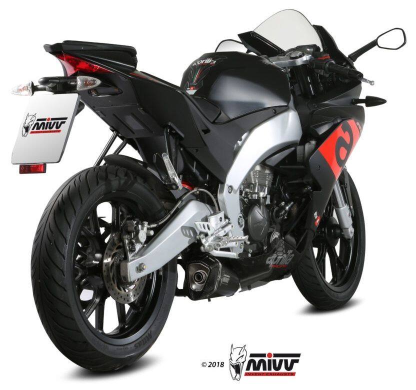 ■商品概要ブラックステンレス■詳細説明Mivvのスリップオンマフラーは、バイクのルックス、サウンド、そして性能を向上させるよう設計されています。そのデザインには細部まで徹底したこだわりが注がれており、バイクの見た目で個性を主張したいと願うライダーの皆様にご満足いただける製品となっています。DELTARACEマフラーは、円錐形から六角形へと緩やかに変化する独自の形状を特徴とする。3K綾織カーボン製エンドキャップ、ダブルリベット留めの取り付けブラケット、最大限の装着精度を実現する特別加工の取り付けブッシュなど、随所に個性を際立たせるディテールが盛り込まれている。このマフラーには、レーザー加工によるMivvの特徴的なロゴが刻まれています。特殊なセラミック塗装により「BlackMoon」効果を施したブラックステンレススチール製センターボディを採用しており、より力強い外観を実現している。■注意点※システムとして型式認証を取得するには、Mivv製触媒コンバーター(別売)の装着が必要です。※ACC.044.A1触媒を装着した場合のみEURO4適合となります。※公道走行不可。※画像には他の商品が含まれている場合があります。※取扱説明書が付属する場合は、外国語となります。※輸入商材の為、納期が遅れる場合がございます。あらかじめご了承ください。※メーカー都合により商品の仕様変更がある場合がございます。ご了承ください。　※受注生産品です。　※受注後のキャンセル、返品、都合交換はできません。予めご了承ください。■適合車種RS 125&ensp;RS 125 年式: 17-20&ensp;&ensp;備考: KC 0 00TUONO 125&ensp;TUONO 125 年式: 17-20&ensp;&ensp;備考: KC A 00