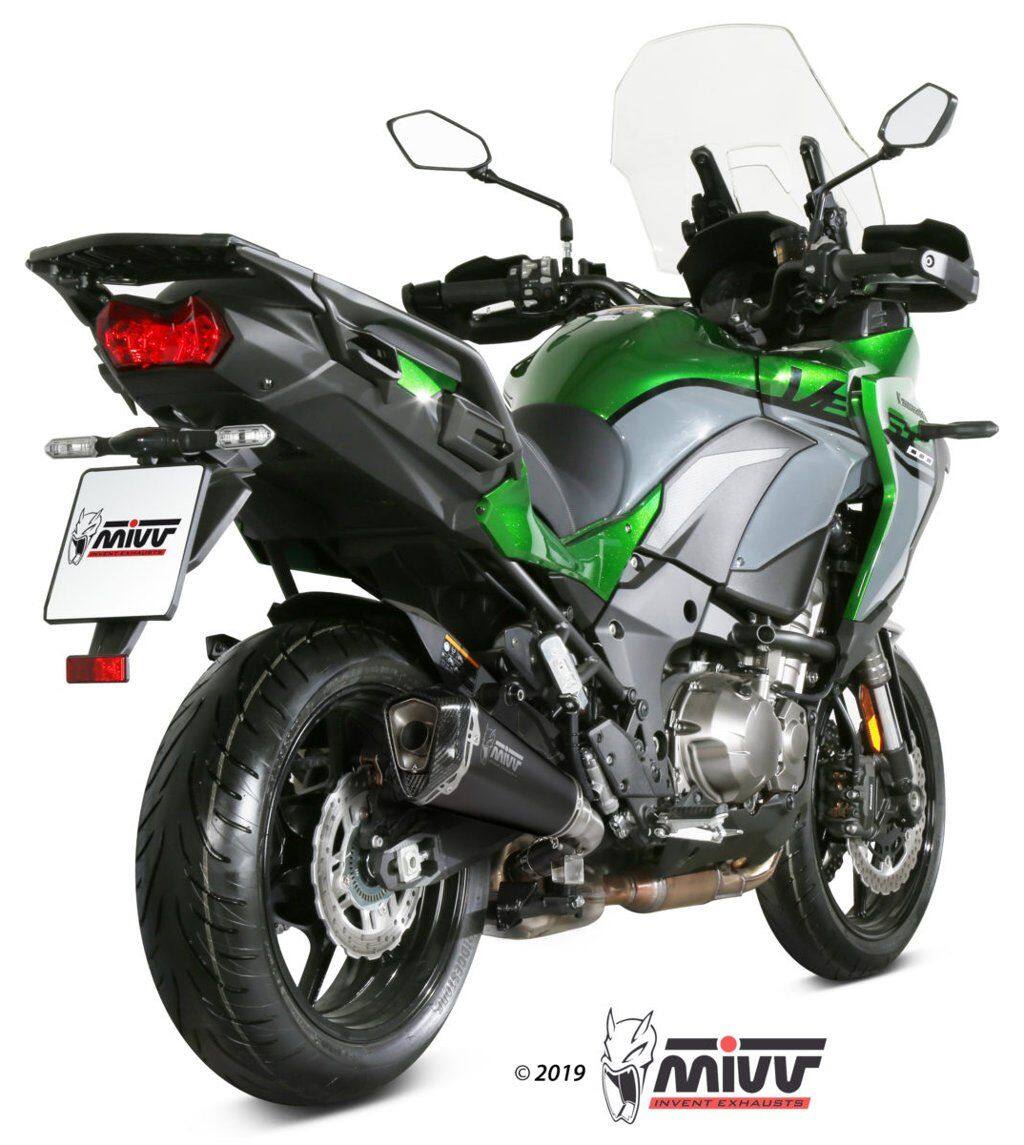 ■商品概要ブラックステンレス■詳細説明Mivvのスリップオンマフラーは、バイクのルックス、サウンド、そして性能を向上させるよう設計されています。そのデザインには細部まで徹底したこだわりが注がれており、バイクの見た目で個性を主張したいと願うライダーの皆様にご満足いただける製品となっています。DELTARACEマフラーは、円錐形から六角形へと緩やかに変化する独自の形状を特徴とする。3K綾織カーボン製エンドキャップ、ダブルリベット留めの取り付けブラケット、最大限の装着精度を実現する特別加工の取り付けブッシュなど、随所に個性を際立たせるディテールが盛り込まれている。このマフラーには、レーザー加工によるMivvの特徴的なロゴが刻まれています。特殊なセラミック塗装により「BlackMoon」効果を施したブラックステンレススチール製センターボディを採用しており、より力強い外観を実現している。■注意点※触媒後ラムダセンサーを装備したEURO5+車両には適合しません※公道走行不可。※画像には他の商品が含まれている場合があります。※取扱説明書が付属する場合は、外国語となります。※輸入商材の為、納期が遅れる場合がございます。あらかじめご了承ください。※メーカー都合により商品の仕様変更がある場合がございます。ご了承ください。　※受注生産品です。　※受注後のキャンセル、返品、都合交換はできません。予めご了承ください。■適合車種VERSYS 1000&ensp;VERSYS 1000 年式: 19-24&ensp;&ensp;備考: LZT00CDA，LZT00CCA，LZT00C C2／D1／D2／E1／E2