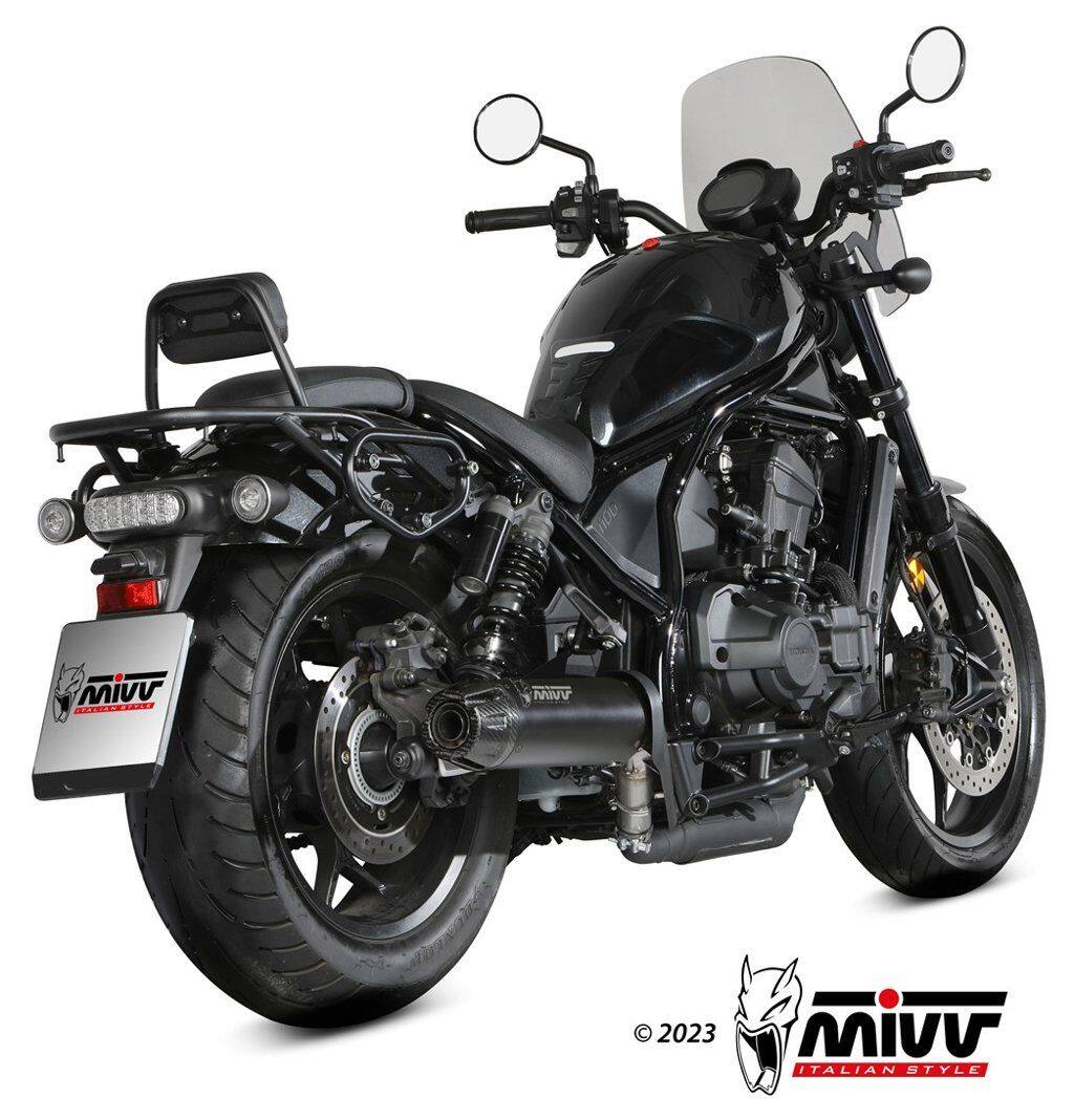 ■商品概要ロングカーボンバックプレート■詳細説明Mivvのスリップオンマフラーは、バイクのルックス、サウンド、そして性能を向上させるよう設計されています。そのデザインには細部まで徹底したこだわりが注がれており、バイクの見た目で個性を主張したいと願うライダーの皆様にご満足いただける製品となっています。HR-1ラインのマフラーは、特徴的なブラックリベットで組み立てられたラウンド形状を採用しています。出口のエンドキャップには、セラミックブラック塗装のアルミニウム、または「ツイル3K」柄のカーボンが用意されています。特殊なセラミック系塗装によって「ブラックムーン」効果を施したブラックステンレス製センターボディを採用し、より「クラシックスタイル」な外観を与えています。■注意点※公道走行不可。※画像には他の商品が含まれている場合があります。※取扱説明書が付属する場合は、外国語となります。※輸入商材の為、納期が遅れる場合がございます。あらかじめご了承ください。※メーカー都合により商品の仕様変更がある場合がございます。ご了承ください。　※受注後のキャンセル、返品、都合交換はできません。予めご了承ください。　※画像はイメージです。■適合車種CMX 1100 REBEL&ensp;CMX 1100 REBEL 年式: 22-24&ensp;&ensp;備考: SC83，SC83 2 1