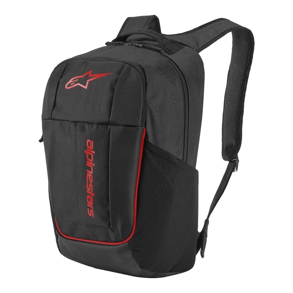 ■商品概要メーカー品番G7141(1213-91200-1030-O/S)カラー：ブラック/レッド素材：100％ポリエステル容量：15.9L■詳細説明デイリーユースに最適な機能性バックパック。快適な収納力と耐久性を両立。耐久性に優れた600Dポリエステルを使用した、ミッドサイズのデイリーバックパック。ノートPC用スリーブや小物の整理に便利な内ポケットを備え、日常使いに必要な収納力を確保。隠し仕様の縦型フロントジッパーポケットや、サイドのメッシュボトルポケットなど、機能的な設計も魅力。背面パネルとショルダーストラップには通気性の高いエアメッシュを採用し、快適な背負い心地を実現。コントラストの効いたパネルとジッパー、プリントロゴでAlpinestarsらしいスタイルを演出。■注意点※メーカー都合により商品の仕様変更がある場合がございます。ご了承ください。