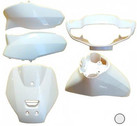 ■注意■この商品は下記となります。必ずご確認ください。カラー：フォースシルバーメタリック(NH-411M)■他の商品はこちらですカラー：グリントウェーブブルーメタリック(B-197M)はこちらカラー：ポセイドンブラックメタリック(NH-B25M)はこちらカラー：ボルドーレッドメタリック(R-337M)はこちら※リンク先に商品がない場合、すでに完売している商品となります。予めご了承ください。■商品概要製造国：台湾用途：補修用セット内容・付属品：フロントカバー、フロントフェンダー、ハンドルカバー、サイドカバー(左右)■詳細説明2層＋クリアコートで綺麗な塗装！100％バージン材料を使用、中国製に比べ柔らかく扱いやすいです。高精度、純正レベルの金型で製造、ピッタリフィットします。PFP(ピーエフピー)確かな品質のアフターパーツ「PFP」は部品卸の半世紀以上の経験とノウハウから生まれました。全国の自動車整備店、バイクショップのニーズに合わせ、高品質かつ優れたコストパフォーマンスを実現した優良部品ブランドです。オイルフィルターやブレーキパッドなどの補修備品をはじめ、エンジンオイルなどの整備用ケミカルをラインナップし、整備に関わるお客様を強力にバックアップいたします。■注意点※商品画像に記載のカラー見本はサンプルとなります。実際の色と多少異なる場合があります。ご了承ください。※メーカー都合により商品の仕様変更がある場合がございます。ご了承ください。■適合車種タクト ベーシック&ensp;タクト ベーシック 年式: 15&ensp;&ensp;備考: AF75&ensp;タクト ベーシック 年式: 16-22&ensp;&ensp;備考: AF79タクト ベーシックスペシャル&ensp;タクト ベーシックスペシャル 年式: 19&ensp;&ensp;備考: AF79タクト&ensp;タクト 年式: 15&ensp;&ensp;備考: AF75&ensp;タクト 年式: 16-22&ensp;&ensp;備考: AF79