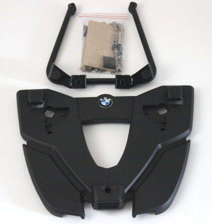 ■商品概要【付属品】アダプタープレート、取り付け金具【追加情報】Manufacturer：BMW純正品番：71 60 7 707 239Rack Type：Alu RackColor：blackManufacturer：BMW Motorrad■詳細説明必要なボルトやナットを含みます。このキットは純正ヴァリオ・トップケースをR1200GS (2005-2013) に装着するためのキットです。アダプタープレートおよび取り付け金具を含んでいます。BMW R1200GS (K25) Rear Carrier for Top CaseNeeded to mount the vario top case to the R1200GS. It comes withtheplate and the screws.Please note： In case you don’t have the two screws 71 60 7 689889，which are required for the installation of the rear carrier，pleaseorder them additionally.■注意点※R1200GS (水冷：2013-) には対応しません。■適合車種R1200 GS&ensp;R1200 GS 年式: 10-12&ensp;R1200 GS 年式: 08-09&ensp;R1200 GS 年式: 04-07R1200 GS K25&ensp;R1200 GS K25 年式: 02-12