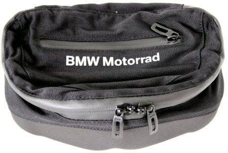■商品概要【仕様】高撥水性【追加情報】Manufacturer：BMW純正品番：71 60 7 711 245Type：Rear bag適用範囲：エンデューロ、オフロード、ツーリングVolume：3 litresFeatures：Tearproof，Water-repellentColour：BlackMaterial：100％ PolyesterDelivery contents：1 Piece■詳細説明BMW Small Tail Bag for F650GS (K72)， F700GS (K70) andF800GS(K72)Install this bag with the supplied holder on the back ofthemotorcycle，so you have more storage space for cellphones， keysetc.It`s also perfect for off road use. Made of hard wearing，waterresistant material， the rear bag is ideally suited tooff-roadriding. It is fastened to an included aluminum mountingplate.■適合車種G450X K16&ensp;G450X K16 年式: 07-10F800 GS&ensp;F800 GS 年式: 17-18&ensp;F800 GS 年式: 16&ensp;F800 GS 年式: 13-15&ensp;F800 GS 年式: 10-12&ensp;F800 GS 年式: 08-09F800 GS K72&ensp;F800 GS K72 年式: 06-16F700GS&ensp;F700GS 年式: 17-18&ensp;F700GS 年式: 16&ensp;F700GS 年式: 12-15F700GS K70&ensp;F700GS K70 年式: 11-17F650 GS&ensp;F650 GS 年式: 13-15&ensp;F650 GS 年式: 09-12F650 GS K72&ensp;F650 GS K72 年式: 06-16
