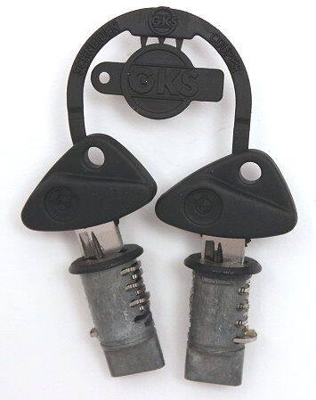 ■商品概要【入数】左右2個セット【追加情報】Manufacturer：BMW純正品番：51 25 7 660 860Type：Lock cylinderMaterial：-Delivery contents：1 Set■詳細説明BMW Key lock Set for Vario Side Panniers G650GS / F650GS /Dakar(R13)■適合車種F650GS Dakar R13 (02/1999-10/2007)&ensp;F650GS Dakar R13 (02/1999-10/2007)F650GS R13 (02/1999-10/2007)&ensp;F650GS R13 (02/1999-10/2007)G650GS R13 (02/2008-10/2015)&ensp;G650GS R13 (02/2008-10/2015)G650GS Sertao R13 (07/2010-11/2014)&ensp;G650GS Sertao R13 (07/2010-11/2014)R1200C 259C (04/1996-07/2004)&ensp;R1200C 259C (04/1996-07/2004)R1200C Independent 259C (05/2000-08/2004)&ensp;R1200C Independent 259C (05/2000-08/2004)R1200C Montauk 259C (10/2002-10/2004)&ensp;R1200C Montauk 259C (10/2002-10/2004)R850C 259C (04/1996-07/2004)&ensp;R850C 259C (04/1996-07/2004)F650GS&ensp;F650GS 年式: (2000-2003)&ensp;F650GS 年式: (2004-2007)F650GS DAKAR&ensp;F650GS DAKAR 年式: (2000-2003)&ensp;F650GS DAKAR 年式: (2004-2007)G650GS&ensp;G650GS 年式: (2011-2014)