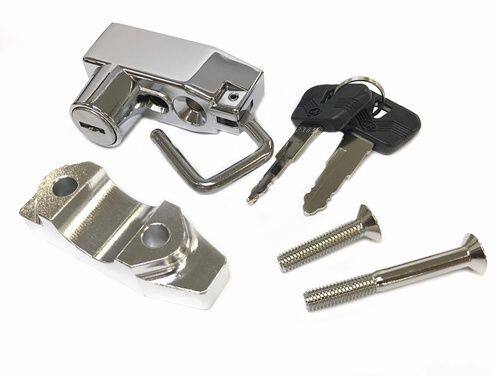 ■商品概要材質：ブラケット部分：アルミ削り出し製セット内容・付属品：ヘルメットロック本体、ブラケット、M6×25六角穴付皿ボルト、M6×45六角穴付皿ボルト(半ねじ)、キー(2個)【仕様】・対応ハンドル径：Φ22.2mm・ホルダー取付けピッチ：32mm・ブラケット部分：全長64mm、幅22mm用途：大切なヘルメットのロックに■詳細説明【1】取付が簡単！車両のミラーホルダーやレバーホルダーのブラケット部への共締めだけで済みます。【2】愛車がさらに便利に！ヘルメットロックが付いていない、元々のヘルメットロックが使いにくい、ヘルメットロックを増やしたい、そんな悩みを解決します。【3】大切なヘルメットを守ります！ヘルメットロックは施錠も可能なので、盗難を未然に防ぐことができます。■注意点※本製品はハンドル径22.2mm、ホルダー取付けピッチが32mmの車種に対応します。※取付作業の前はエンジンやマフラーが冷えている事を確認して下さい。走行直後などでエンジンやマフラーが冷えていないまま作業を行うと火傷の原因となり大変危険です。※本製品の取付は、ヘルメットを掛けた際に車体に干渉しても影響の無い位置に取付けて下さい。車体の突起物によりヘルメットの破損、ヘルメットによる車体へのダメージの恐れがありますので必ず実行して下さい。※本製品の取付作業時は、必ずメインキーをOFFにして下さい。※取付作業中および本製品の使用時に車体が倒れると危険ですので、水平な場所で車体を安定させてから実行して下さい。※純正部品の取外し・取付、ボルト・ナットの締付については装着車両のメーカー発行サービスマニュアルに基づいて、確実に実施してください。※本製品は一時的にヘルメットを掛けるためのものです。防犯上長期間ヘルメット掛けておくのはご遠慮下さい。※本製品にヘルメットを掛けたままでの走行はおやめ下さい。※走行中に異常が生じた場合は、直ちに車両を安全な場所に停止させ、異常箇所を点検して下さい。※安全快適にご使用いただくために、定期的な増し締めなどの点検整備を必ず実施して下さい。※メーカー都合により商品の仕様変更がある場合がございます。ご了承ください。■適合車種ハンドルにマスターシリンダー搭載、ハンドル径φ22.2、ホルダー取付けピッチ32mmの車両&ensp;ハンドルにマスターシリンダー搭載、ハンドル径φ22.2、ホルダー取付けピッチ32mmの車両&ensp;&ensp;備考: 汎用
