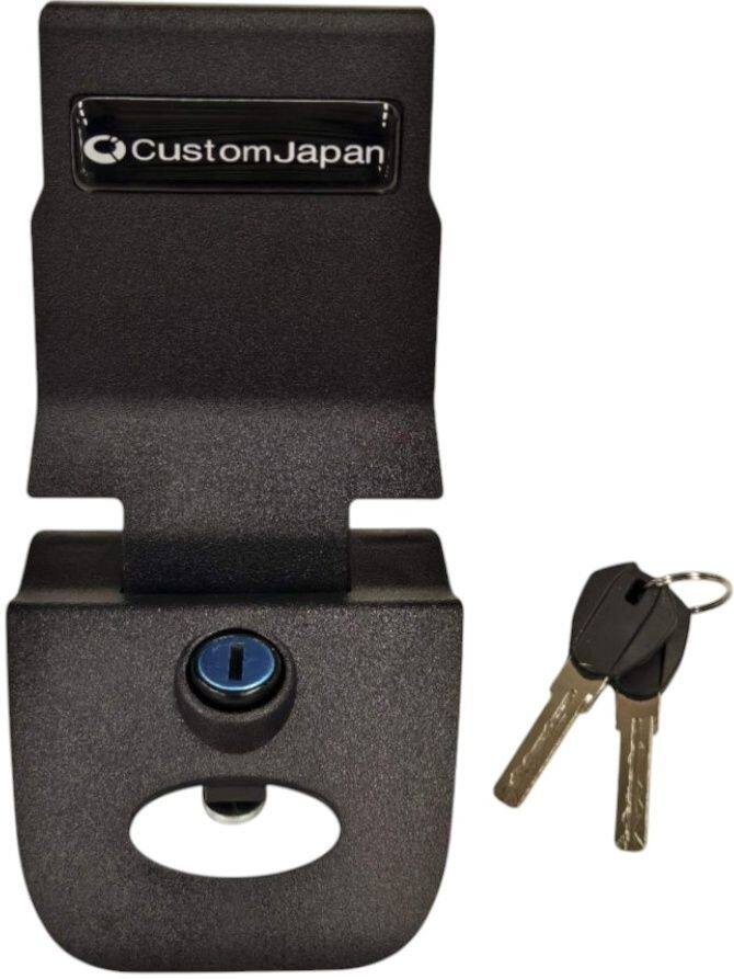 ■商品概要名称・対応型番：BB37ADVBB50ADV対応メーカー：汎用セット内容・付属品：キーシリンダー×1、キー×2対応モデル：BB37ADV／BB50ADV用途：補修部品■詳細説明キートラブル、経年劣化などの補修にお使いいただけます。リアボックスも長く使用すると劣化や破損のトラブルも発生は避けられません。長くご愛用頂くためにカスタムジャパンはモトボワットBBのリアボックスの補修部品の取扱も行っております。■注意点※メーカー都合により商品の仕様変更がある場合がございます。ご了承ください。