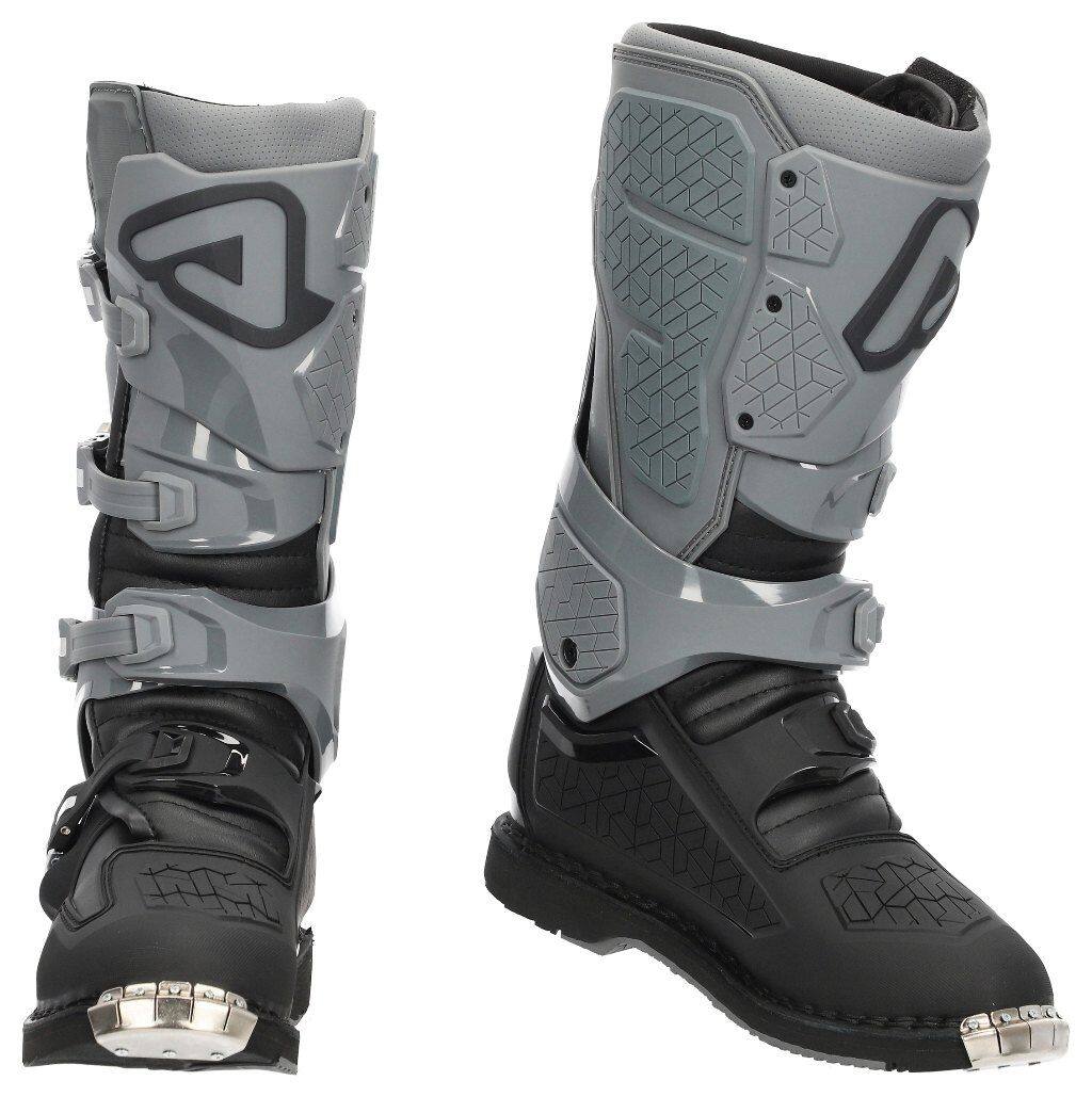 ■商品概要カラー：402 - Nero/Grigio2素材・アクションレザー 12％・本革 10％・TPU 28％・合成皮革 15％・メッシュ 15％・ポリエステル 20％■詳細説明・切創・摩耗に強いレザーおよびマイクロファイバー製アッパー・足首部の関節構造・立体形状の上下シンガードがすねを保護・発進時のギアシフトをスムーズにする立体形状ヒールプロテクション・衝撃吸収性を高める適切なリブ入りプラスチック製の内側およびトゥプロテクション・シフト操作部の異なる密度のTPUインサートにより、コントロール性を最大化・熱と摩耗に強い加硫ゴム製グリップバーンガード・新設計の幅広アルミニウムレバーを備えたバックル4個で固定・通気性に優れたマイクロファイバー製すねゲイター・多層構造の抗菌・衝撃吸収フットベッド・優れた快適性と汗の吸収性を実現する3Dメッシュの内装・圧縮方向の衝撃に対する剛性と吸収性を高める、プラスチック／スチール複合素材のインソール・摩耗、衝撃、オイル、ガソリンに強いAcerbis専用アウトソール。DoubleCompositeがフットペグ接触時に優れたコントロール性を発揮・スチール製トゥキャップ・EN 13634：2017認証取得済み・重量：4.6kg■注意点※取扱説明書が付属する場合は外国語となります。※輸入商材の為、納期が遅れる場合がございます。あらかじめご了承ください。※画像には他の商品が含まれている場合があります。※メーカー都合により商品の仕様変更がある場合がございます。ご了承ください。　※受注後のキャンセル、返品、都合交換はできません。予めご了承ください。