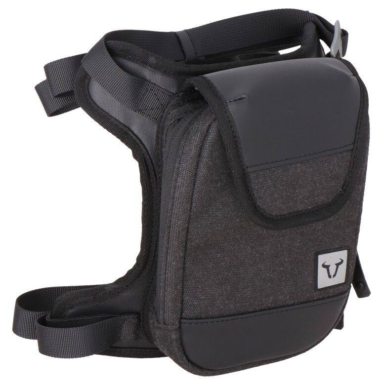 ■商品概要サイズ：17.5×13×4.5cm■詳細説明ソフトな風合いの丈夫なEco-Techポリエステルと、質感のあるブラックのシンセティックレザー(合成皮革)を組合せたLegendGearLA13レッグバッグは、必要なアイテムをスマートに携帯できる、スタイリッシュかつ実用的なレッグバッグです。太ももに装着することでライディングを妨げることなく、財布やスマートフォンなどの小物へ素早くアクセスできます。レトロな雰囲気と現代的な機能性を融合したLegendGearシリーズらしいデザインを採用。シンプルで飽きのこないスタイルに細部までこだわり、高品質で存在感のある仕上がりを実現しました。バッグ背面には3×4のMOLLEシステムを備え、付属のストラップを使用することで、車体のさまざまな場所への取り付けにも対応します。・耐久性に優れたEco-Techポリエステルを採用・さりげないブルロゴのリフレクター・背面に3×4のMOLLEシステム・レッグバッグとしても車体装着バッグとしても使用可能■注意点※画像には他の商品が含まれている場合があります。※メーカー都合により商品の仕様変更がある場合がございます。ご了承ください。