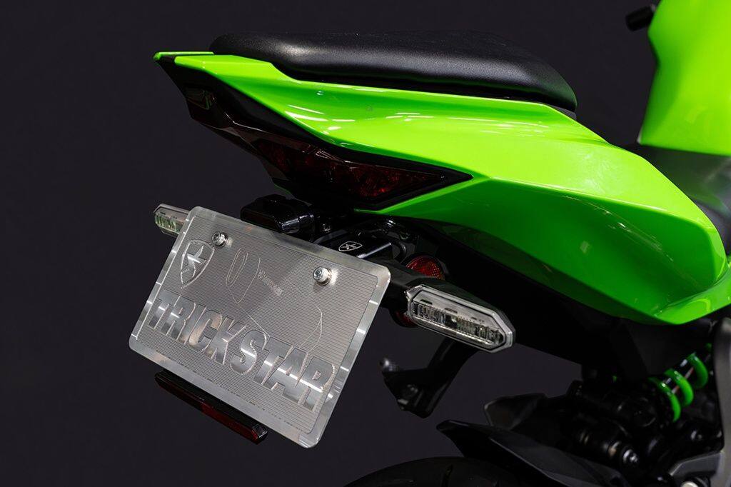 ■商品概要【製品内容】・車体取付ベース・ブラケットライセンスプレート・ウインカーステー・サイドリフレクターステー・リフレクターセット・ナンバー灯・その他、取付用部品一式■詳細説明ZX-25R／ZX-4R専用に完全新設計したフェンダーレスキット。車両との一体感を追求したデザインにより、純正のイメージを損なうことなく、テール周りをよりシャープでスポーティな印象へと導きます。ブラケット形状や配線レイアウトなど細部までこだわり、美しい仕上がりと高い実用性を両立。TRICKSTARならではの質感とフィッティングを実現しました。■注意点※保安部品につき、バイクショップでの取付けを推奨します。※サイドリフレクターは純正品を使用。【ご注意・ご注文前に必ずご確認ください】■取り付けについて※専門的な技術と知識、設備が必要です：本製品の取り付けは、メーカー発行のサービスマニュアルに従い、適切な設備・技術・知識を有する方が行ってください。※整備士による作業が前提です：本製品は、資格を有する方による取り付けを前提としています。資格を有しない方による取り付け作業に起因する製品の破損、車両の不具合、事故、損害等につきましては、製品保証の対象外となります。※車両の状態：転倒歴や事故歴のある車両には、変形等により取り付けできない場合があります。※TRICKSTAR製ローダウンリンクキット(ALD-034／ALD-037)との併用は可能ですが、二人乗りや重量物を積載した状態での走行は推奨しておりません。ご使用の際は十分ご注意ください。■使用上の注意・免責事項※サーキット走行や競技使用、過度な負荷が掛かる状況下での破損やトラブルはメーカー保証の対象外となります。※返品・交換について：取り付け後および使用後の返品・交換はお受けできません。商品到着後、必ず装着前に製品の確認(検品)を行ってください。※事故・損害について：本製品の誤った使用や取り付けに関連して発生した事故、怪我、車両の破損、第三者への損害等について、TRICKSTARは責任を負いかねます。※他社製品との併用について：他社製パーツとの同時装着による組み合わせ、取り付けの相性、機能・性能への影響については未確認のためメーカー保証いたしかねます。※画像には他の商品が含まれております。※メーカー都合により商品の仕様変更がある場合がございます。ご了承ください。■適合車種Ninja ZX-4R&ensp;Ninja ZX-4R 年式: 24-26 型式: 8BL-ZX400PZX-25RR&ensp;ZX-25RR 年式: 26 型式: 8BK-ZX250H&ensp;&ensp;備考: 21-25年モデルは適合未確認