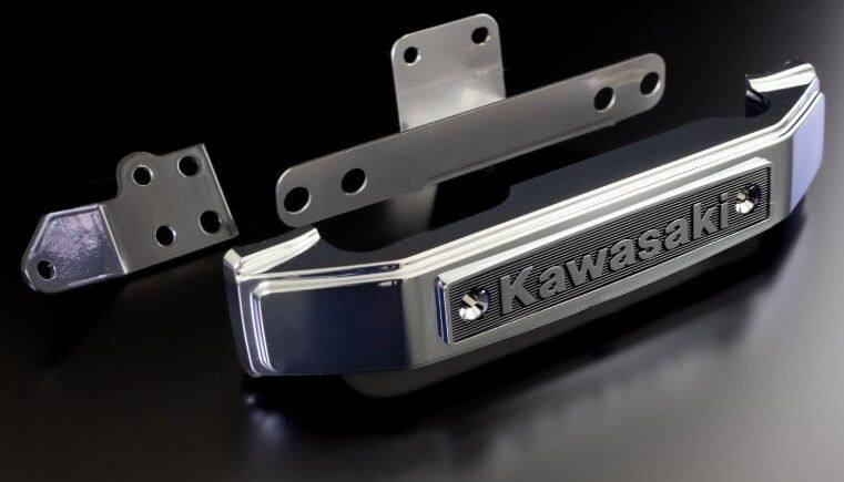 ■商品概要・工数：0.3h・取付難易度：レベル2 ★★☆☆■詳細説明一体成型の'Kawasaki'タイプエンブレム。2026年モデルのZ900RS SEに標準装備された純正フロントドライブレコーダーのカメラ位置を最適化する専用ステー付。純正ドラレコの機能を損なうことなく、フロントフェイスのカスタムをより自由に楽しめます。■注意点※画像には他のカラー・他の商品が含まれている場合があります。※SE装着写真は品番189-1172-1です。※メーカー都合により商品の仕様変更がある場合がございます。ご了承ください。■適合車種Z900RS SE&ensp;Z900RS SE 年式: 26