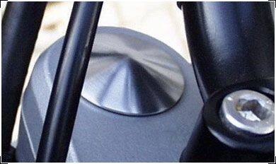 ■商品概要【タイプ】ポリッシュト、ツヤあり■詳細説明Nice looking cover for the fork tube which works as areplacementfor the plastic caps and which is kept firmly in placeby ano-ring.In order to remove all plastic caps you need 2 pieces! Coversaresold in a set.For GS and R type bikes.■注意点※日本語の説明書は付属しません。■適合車種G 650 X&ensp;G 650 XR 1200 R&ensp;R 1200 RR1100 GS Adv&ensp;R1100 GS AdvR1100 GS&ensp;R1100 GSR1100 R&ensp;R1100 RR1150 GS Adv&ensp;R1150 GS AdvR1150 GS&ensp;R1150 GSR1150 R Rockster&ensp;R1150 R RocksterR1150 R&ensp;R1150 RR1200 GS Adventure&ensp;R1200 GS AdventureR1200 GS&ensp;R1200 GS