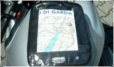 ■商品概要【サイズ】22 x 31 cm■詳細説明With this robust map pouch made of polyester and PVC whichisquickly and simply installed by strong vacuum cups on the tankyoualways have your map in visibility.To avoid scratches on the tank the pouch is paddedsoftlyunderside.■注意点※日本語の説明書は付属しません。■適合車種K 1200 LT&ensp;K 1200 LTR1100 GS Adv&ensp;R1100 GS AdvR1100 GS&ensp;R1100 GSR1100 R&ensp;R1100 RR1100 RS&ensp;R1100 RSR1100 RT&ensp;R1100 RTR1150 GS Adv&ensp;R1150 GS AdvR1150 GS&ensp;R1150 GSR1150 R Rockster&ensp;R1150 R RocksterR1150 R&ensp;R1150 RR1150 RS&ensp;R1150 RSR1150 RT&ensp;R1150 RT
