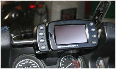 ■詳細説明Easy and fast mounting is possible with our new GPS Mounting forBMWR1100RT.The windscreen can still be used in all positions and you alwaysseeyour GPS without looking away from the street.For all BMW Navigators and Garmin SPIII & SP26** & 2720 seriesGPSor Garmin Zumo.SP26** & 2720 owners need the Garmin Motorcycle Mount.(see pictures) The TomTom Navigator can also be mounted withthecorrect adapter.■注意点※日本語の説明書は付属しません。■適合車種R1100 RT&ensp;R1100 RTR1150 RT&ensp;R1150 RT