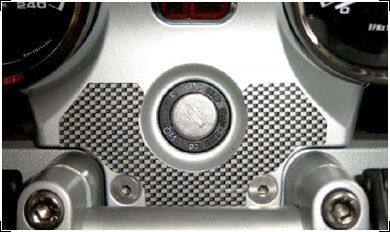■詳細説明Dash pad for BMW R 850/1100/1150 R in a sportive carbon look-protects this very visible part of your bike from scratchescausedby your keys and enhances its appearance.Scratch resistant and self adhesive.■注意点※日本語の説明書は付属しません。■適合車種R1100 R&ensp;R1100 RR1150 R Rockster&ensp;R1150 R RocksterR1150 R&ensp;R1150 RR850&ensp;R850