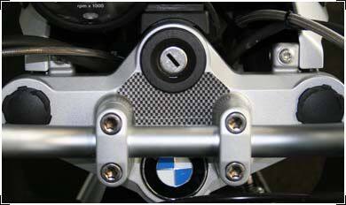 ■詳細説明Dash pad in sportive carbon look - protects this very visiblepartof your bike from scratches caused by your keys and enhancesitsappearance.Scratch resistant and self adhesive.■注意点※日本語の説明書は付属しません。■適合車種R 1200 R&ensp;R 1200 R