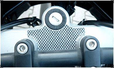 ■商品概要【タイプ】small■詳細説明Dash pad in carbon look - protects this very visible part ofyourbike from scratches from your keys and enhances its appearancewiththis scratch resistant self adhesive pad.Fits for R 850/1100/1150 GS & Adv.Available in two sizes.■注意点※日本語の説明書は付属しません。■適合車種R 850&ensp;R 850R1100 GS Adv&ensp;R1100 GS AdvR1100 GS&ensp;R1100 GSR1150 GS Adv&ensp;R1150 GS AdvR1150 GS&ensp;R1150 GS