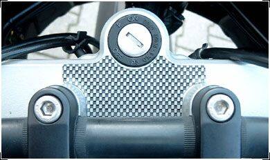 ■詳細説明Useful dash pad in a sportive carbon optic - protects thisveryvisible part of your bike from scratches caused by yourkeysetc.and enhances it’s appearance with this scratch resistant andselfadhesive pad.For R1200GS Adv.& R■注意点※日本語の説明書は付属しません。■適合車種K1200 R Sport&ensp;K1200 R SportK1200 R&ensp;K1200 RK1200 S&ensp;K1200 SR1200 GS Adventure&ensp;R1200 GS AdventureR1200 GS&ensp;R1200 GS