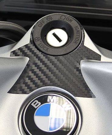■詳細説明Dash pad for R 1200 RT LC (2014-) Dash pad in carbon look -protectsthis very visible part of your bike from key scratches andenhancesits appearance.Scratch resistant self adhesive pad.■注意点※日本語の説明書は付属しません。■適合車種R1200 LC&ensp;R1200 LC 年式: 14-R1200 RT&ensp;R1200 RT 年式: 14-