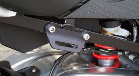 ■詳細説明Model: S-1000-RR This strap holder is milled of aluminum bentblackanodized and you mount it instead of the pillion rider’spegs.We developed this strap holder in order to fix our Race-S1000RReasyand fast in our truck but you can of course also mountyourluggage.One set for left and right.milled of aluminum bent black anodized■注意点※日本語の説明書は付属しません。■適合車種S 1000 RR&ensp;S 1000 RR