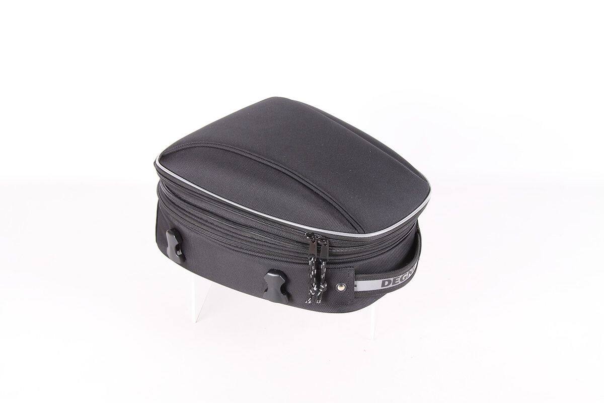 ■商品概要素材：ポリエステルサイズ：H34×W27×D18-31(cm)容量：10-21L【付属品】・レインカバー・仕切り・かんたんベルト×2■詳細説明かんたん取付のシートバッグに姉妹品！2段階サイズアップを使えば容量最大21リットルまでアップし、フルフェイスヘルメットまで収納できます。・フレキシブルジップで容量可変。容量は10リットル、16リットル、最大21リットルにアップ！・カラーはブラックとレッドパイピングの2種類・リュック用ショルダーベルトつきで2パターンで使えます■注意点※画像には他のカラーリングが含まれます。