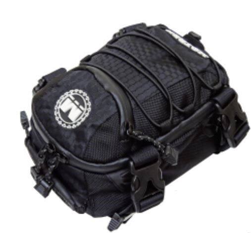 ■商品概要カラー：ブラック容量：約4Lサイズ：H120／W170／D230【素材】本体：コーデュラ・バリスティックナイロンリップストップナイロン ハイパロンファスナー：YKKアクアガード樹脂パーツ：デュラフレックスフック：アルミ■詳細説明アドベンチャーパック・シートバッグ-4は、簡単に脱着でき、ショルダーバッグとしても使用できる高性能シートバッグです。素材には最強のナイロンといわれるコーデュラバリスティックナイロンほか、リップストップナイロンや止水ファスナーを使用。耐久性・撥水性に非常に優れています。■注意点※メーカー都合により商品の仕様変更がある場合がございます。ご了承ください。※画像には他のカラー、タイプが含まれている場合があります。